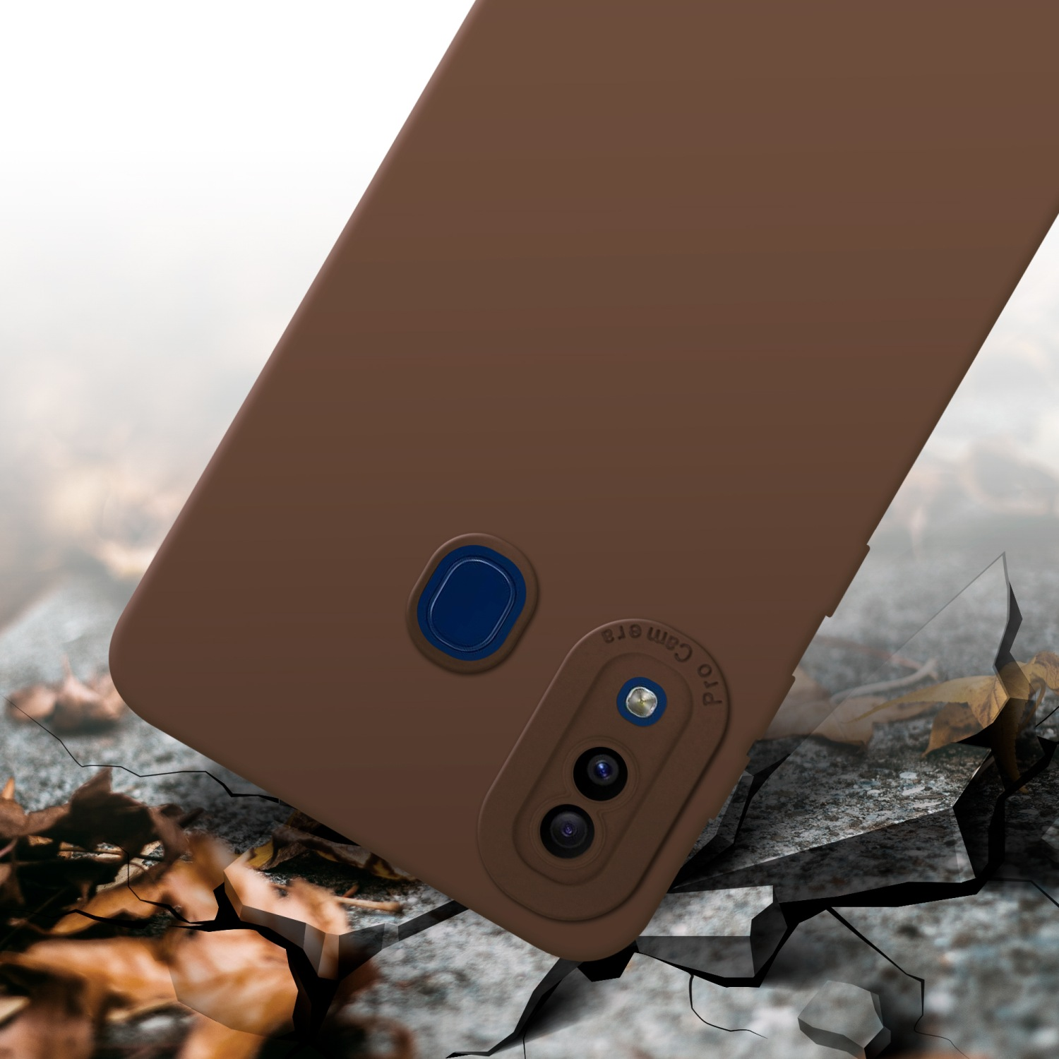 Custodia marrone su superficie incrinata. Dettaglio fotocamera visibile. Sfondo con foglie.