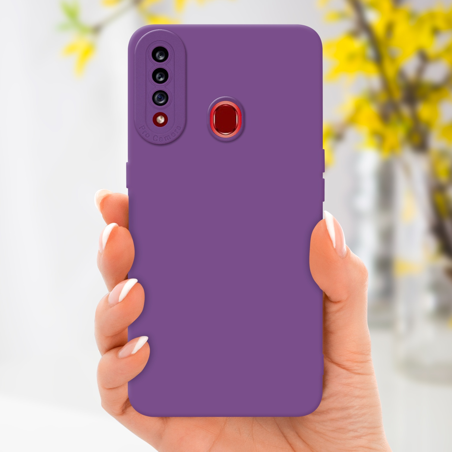 Violette Handyhülle, gehalten von einer Hand. Weiße Nägel. Verschwommene gelbe Blumen im Hintergrund.