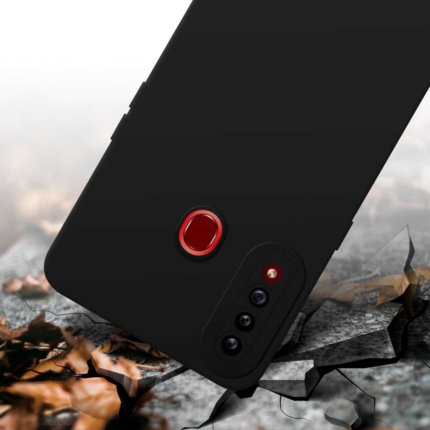 Custodia per telefono nera con fotocamera nera e cerchio rosso. Terreno con crepe e foglie. Primo piano.