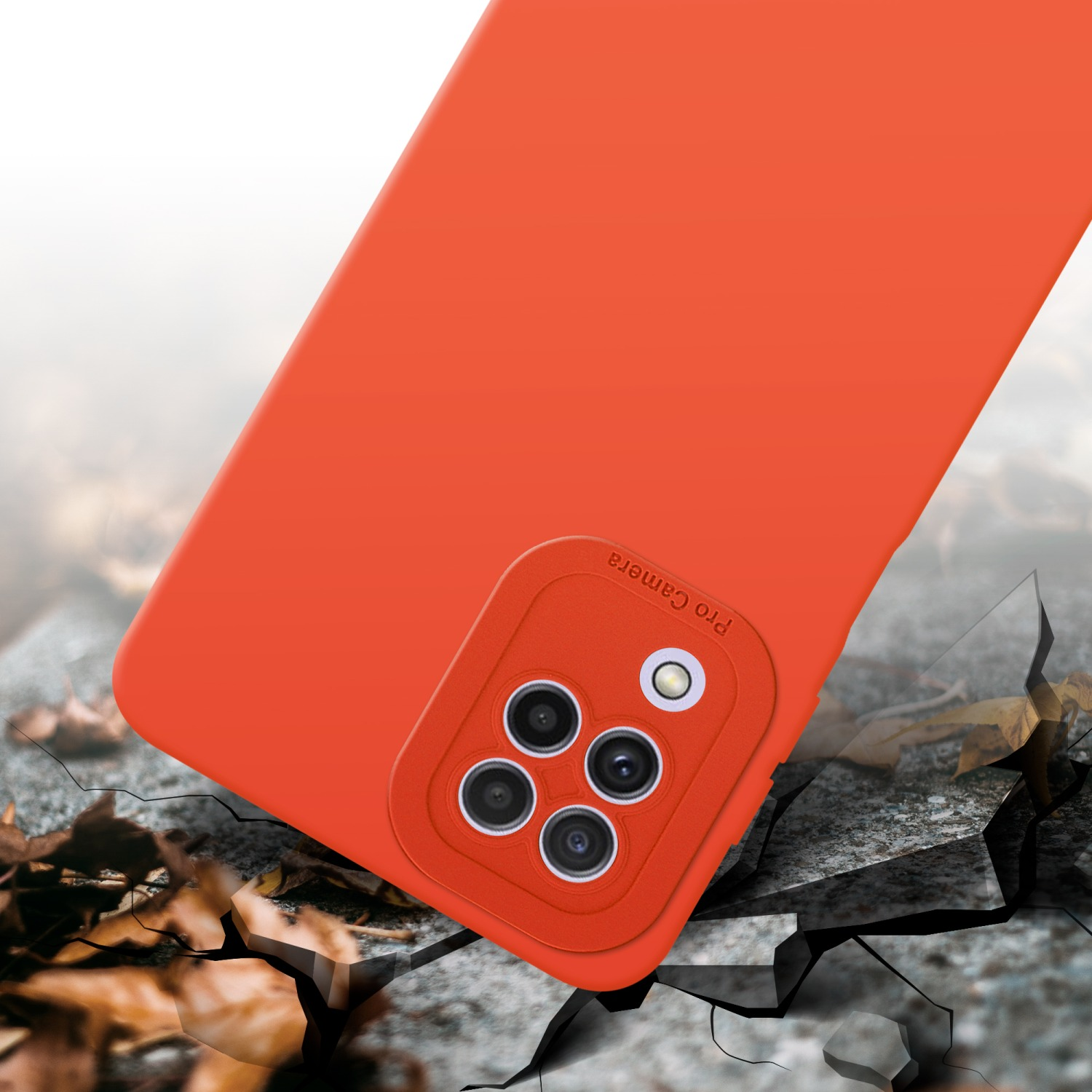 Custodia arancione su terreno rotto. La custodia ha quattro fotocamere e la scritta Pro Camera.