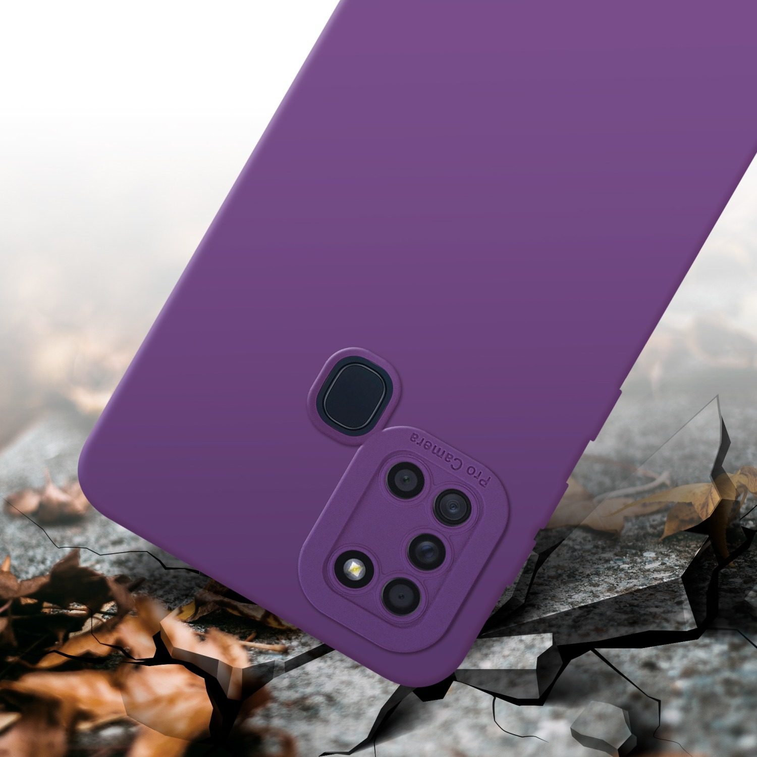 Coque de téléphone violette avec bosse de caméra. Sol qui se brise, feuilles au sol.