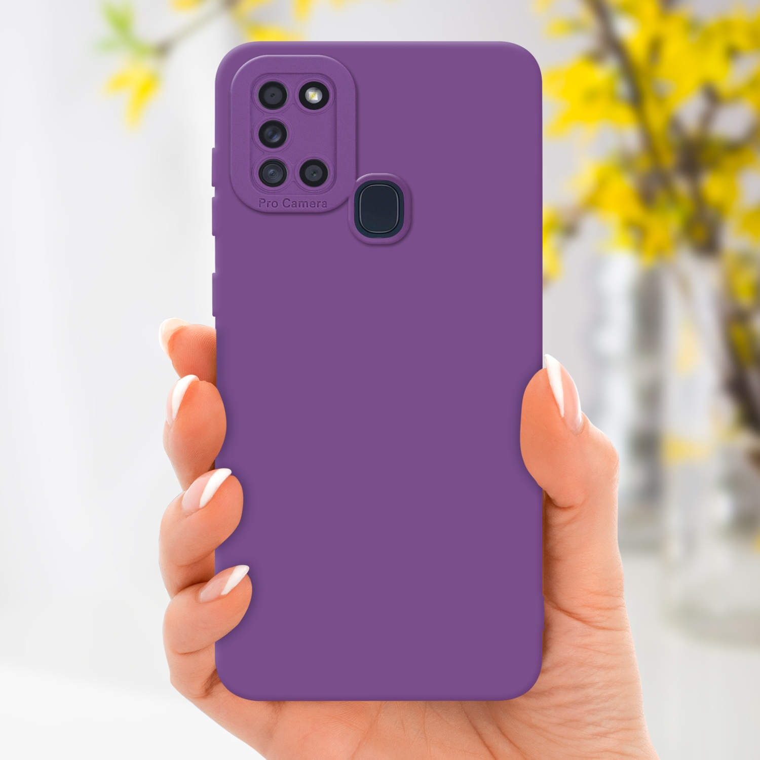 Une main tenant une coque de téléphone violette, avec des fleurs jaunes floues en arrière-plan.