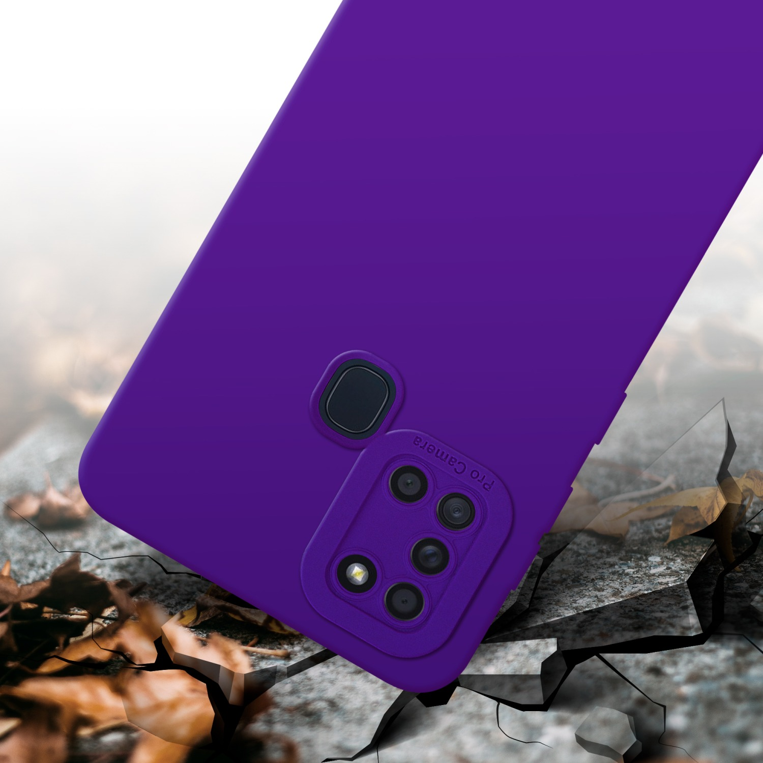 Custodia viola con modulo fotocamera, su superficie crepata. Sfondo sfocato.