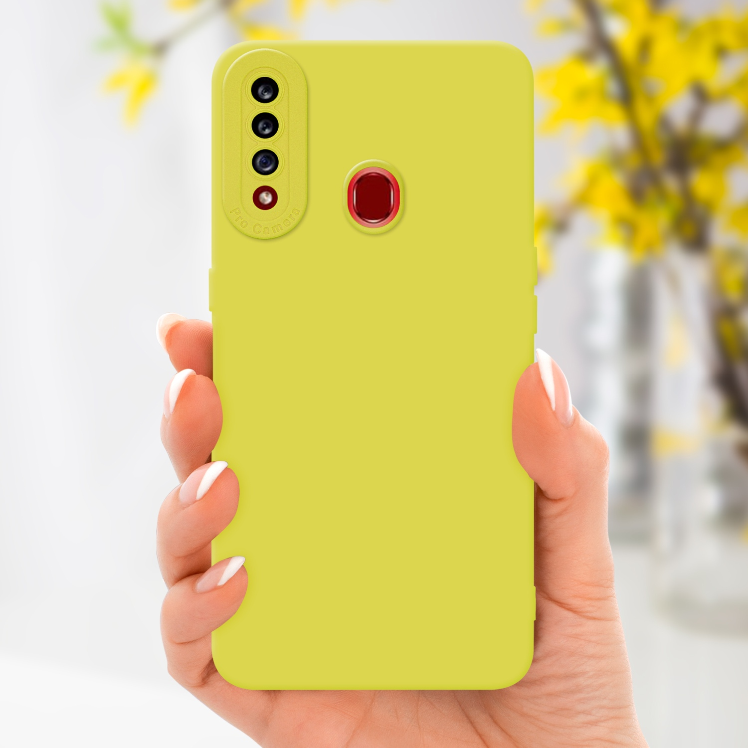 Hand hält eine gelbe Handyhülle. Gelbe Blumen im Hintergrund. Die Kamera des Telefons ist sichtbar.