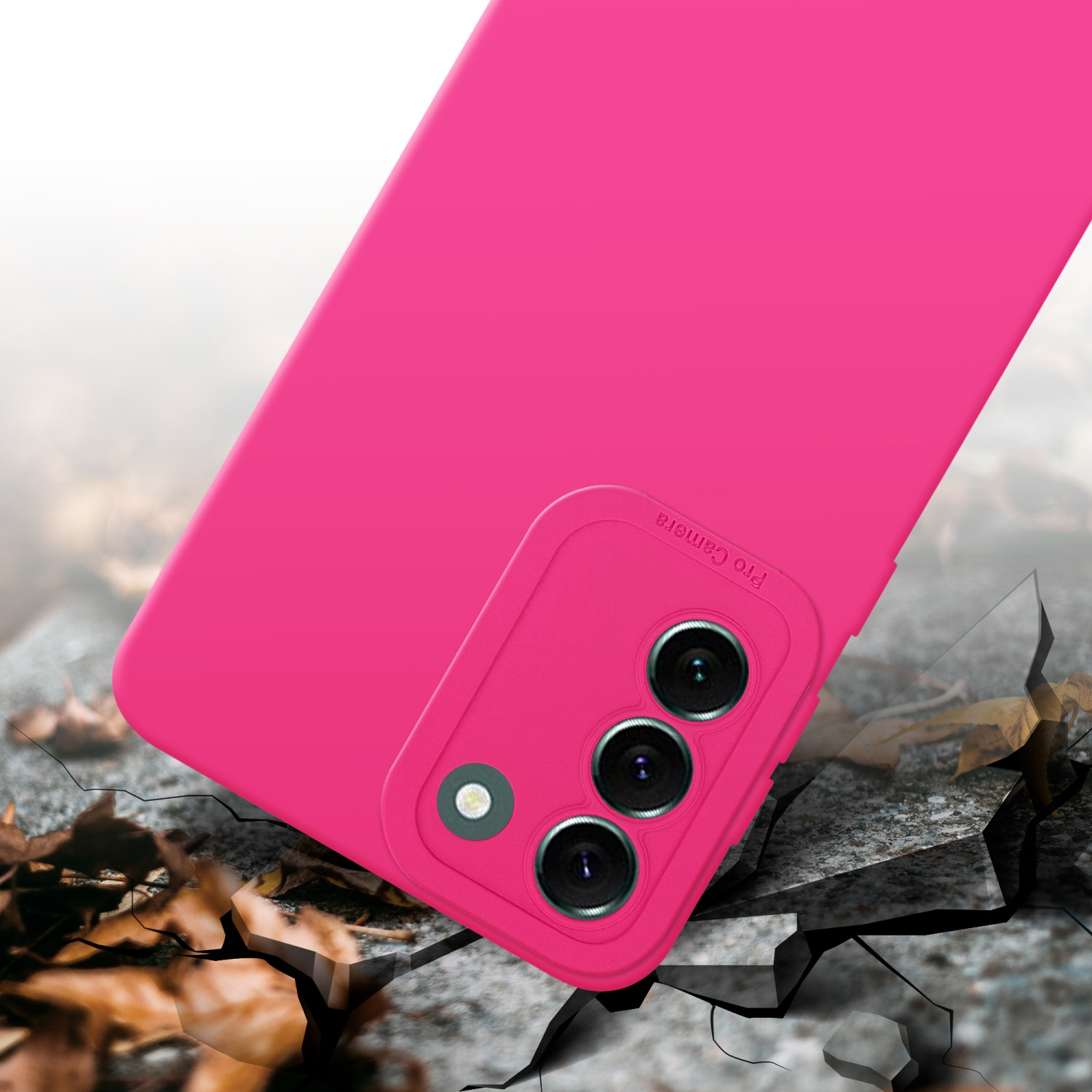 Custodia rosa su superficie incrinata. Dettaglio fotocamera visibile. Sfondo con foglie.