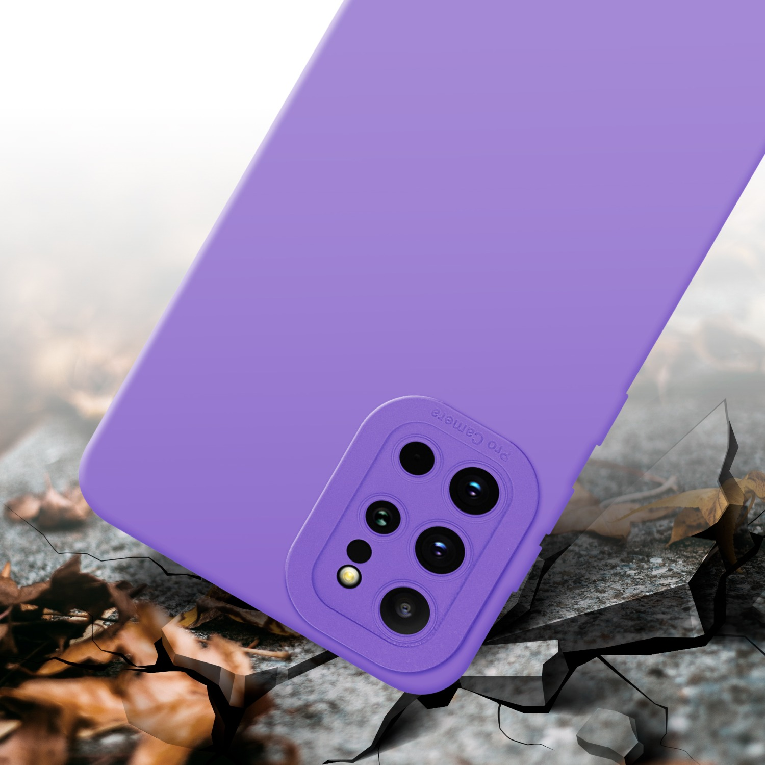 Una custodia per telefono viola su una superficie rocciosa, con terreno incrinato e alcune foglie.