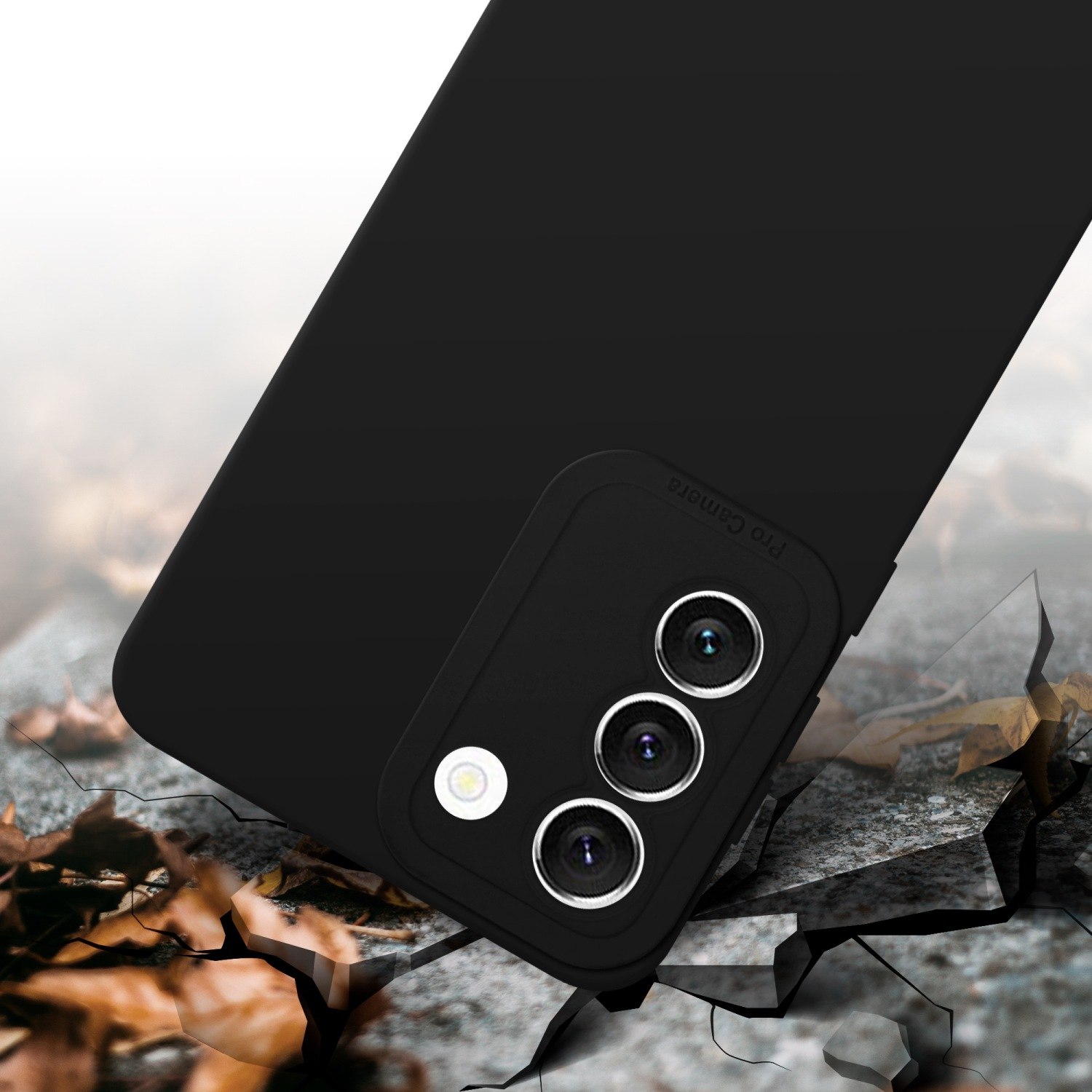 Coque de téléphone noire, inclinée sur une surface fissurée, avec un arrière-plan flou. Découpe pour la caméra.