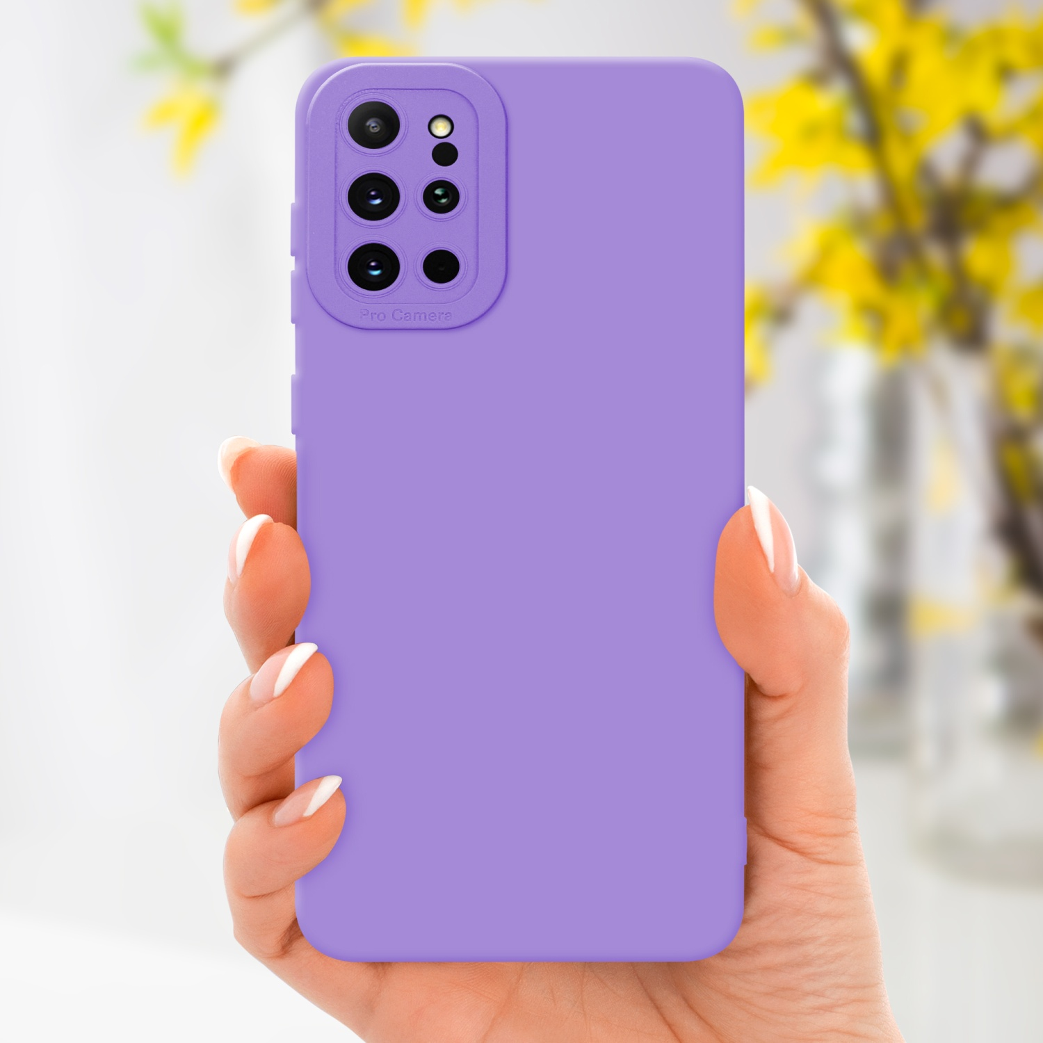 Mano che tiene una custodia per telefono viola con uno sfondo di fiori gialli.