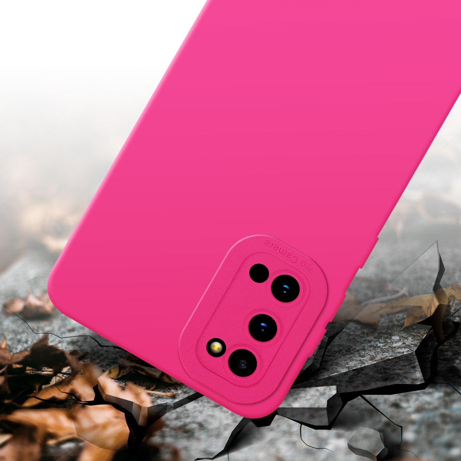 Custodia rosa con ritaglio per fotocamera, su superficie di pietra crepata.