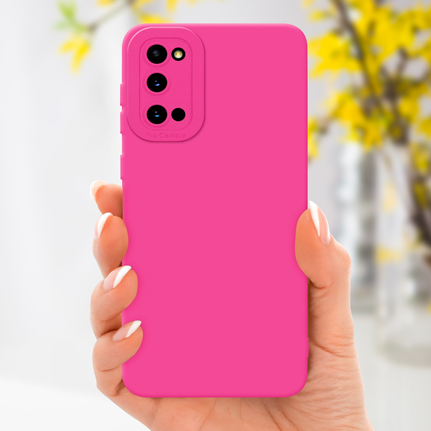 Una mano che tiene una custodia rosa per telefono. La custodia ha un ritaglio per la fotocamera e copre la parte posteriore.