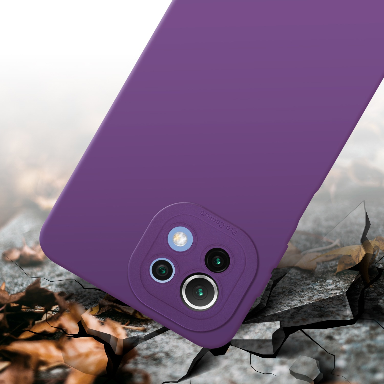 Coque de téléphone violette sur un sol fissuré, avec une bosse de caméra et 'Pro Camera'.