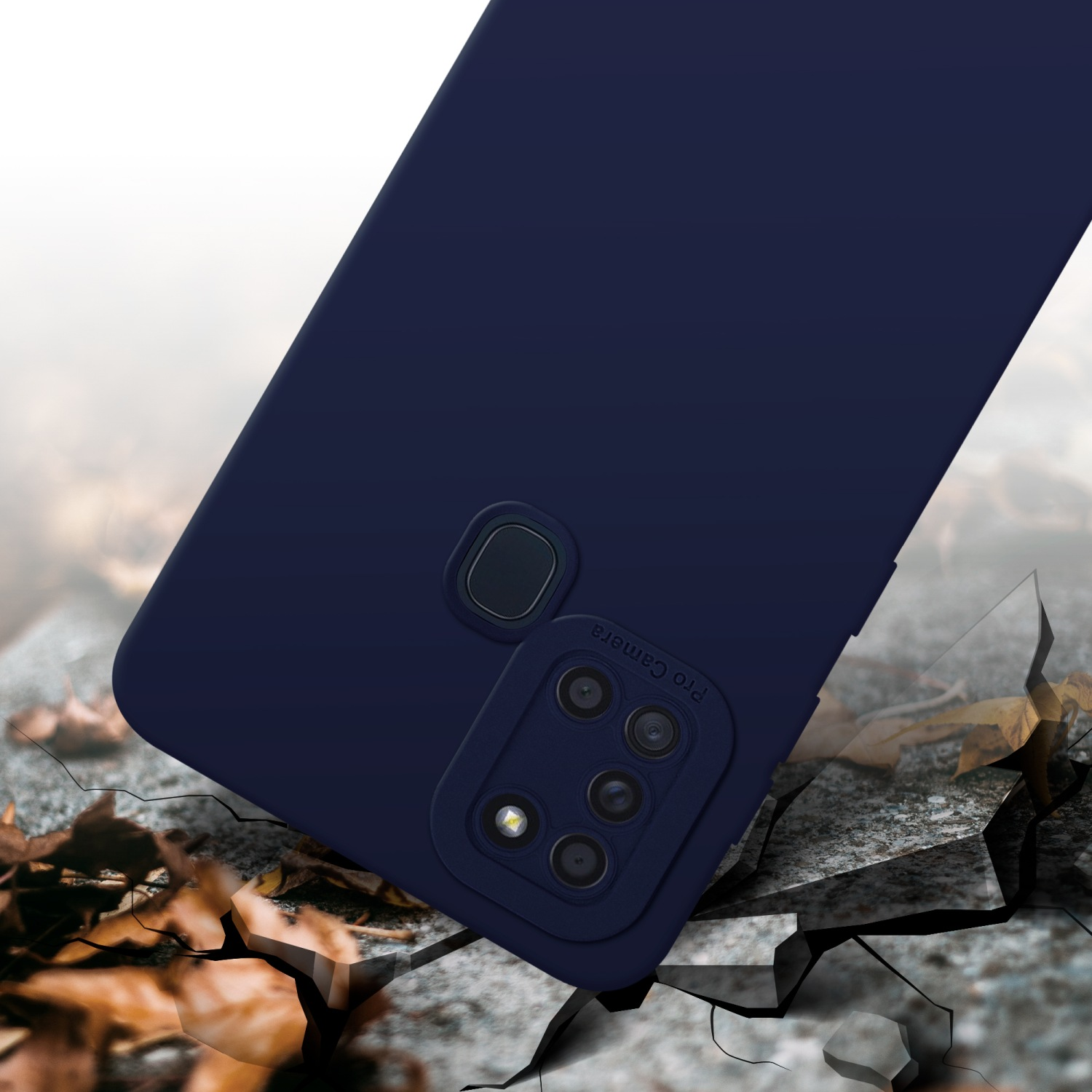 Custodia blu navy su superficie incrinata. Dettaglio fotocamera visibile. Sfondo con foglie.