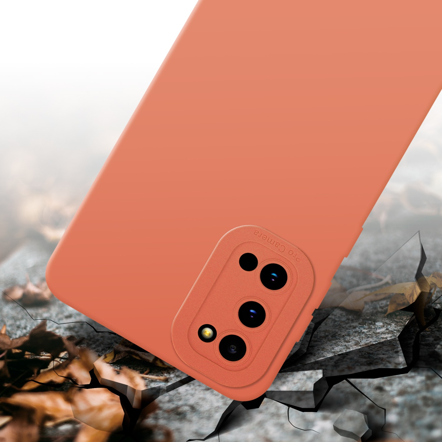 Custodia arancione su una superficie incrinata. La custodia ha la protezione della fotocamera. Sfondo grigio.