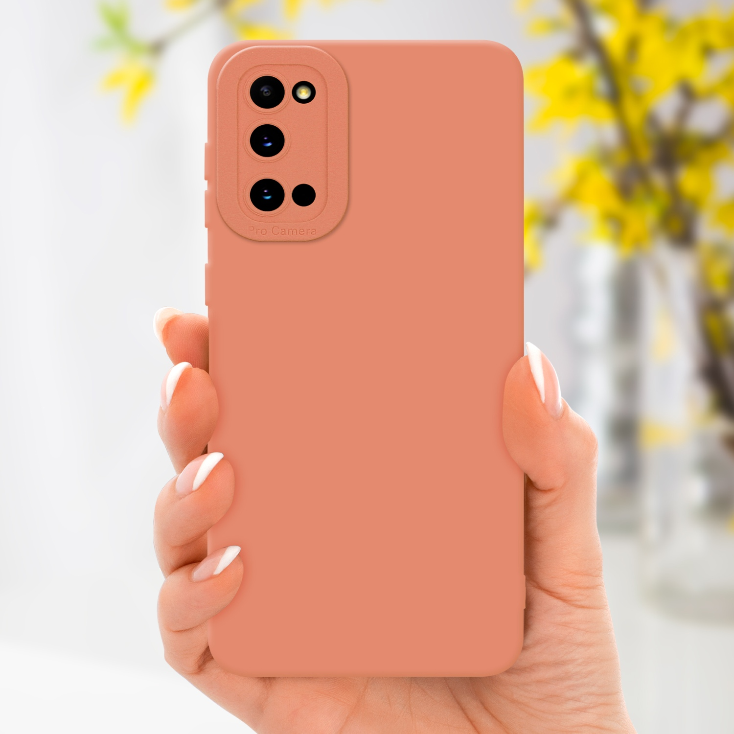 Una mano tiene in mano una custodia arancione per telefono. Fiori gialli sullo sfondo.