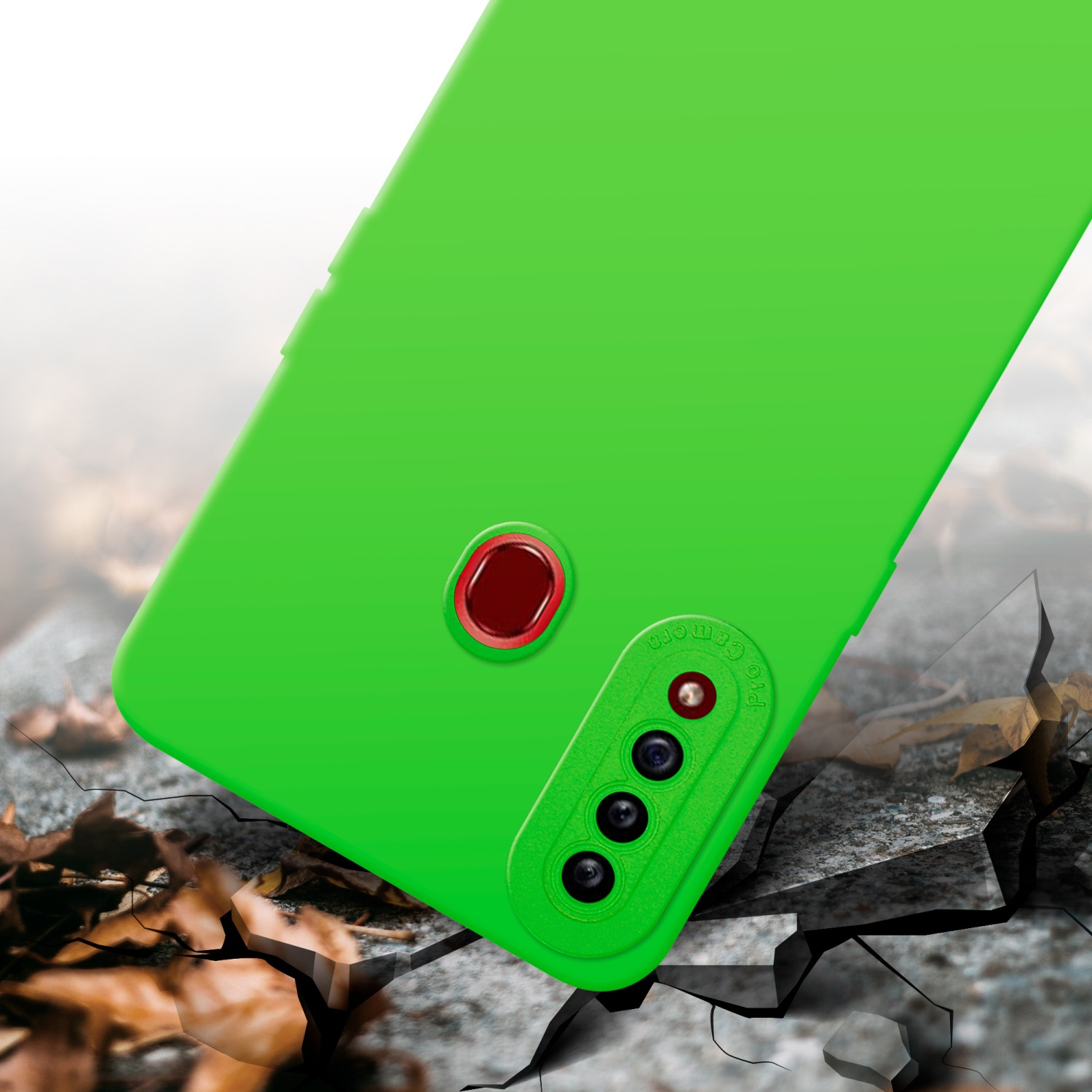 Una custodia per telefono verde con un obiettivo della fotocamera professionale su una superficie incrinata. Lo sfondo è sfocato.