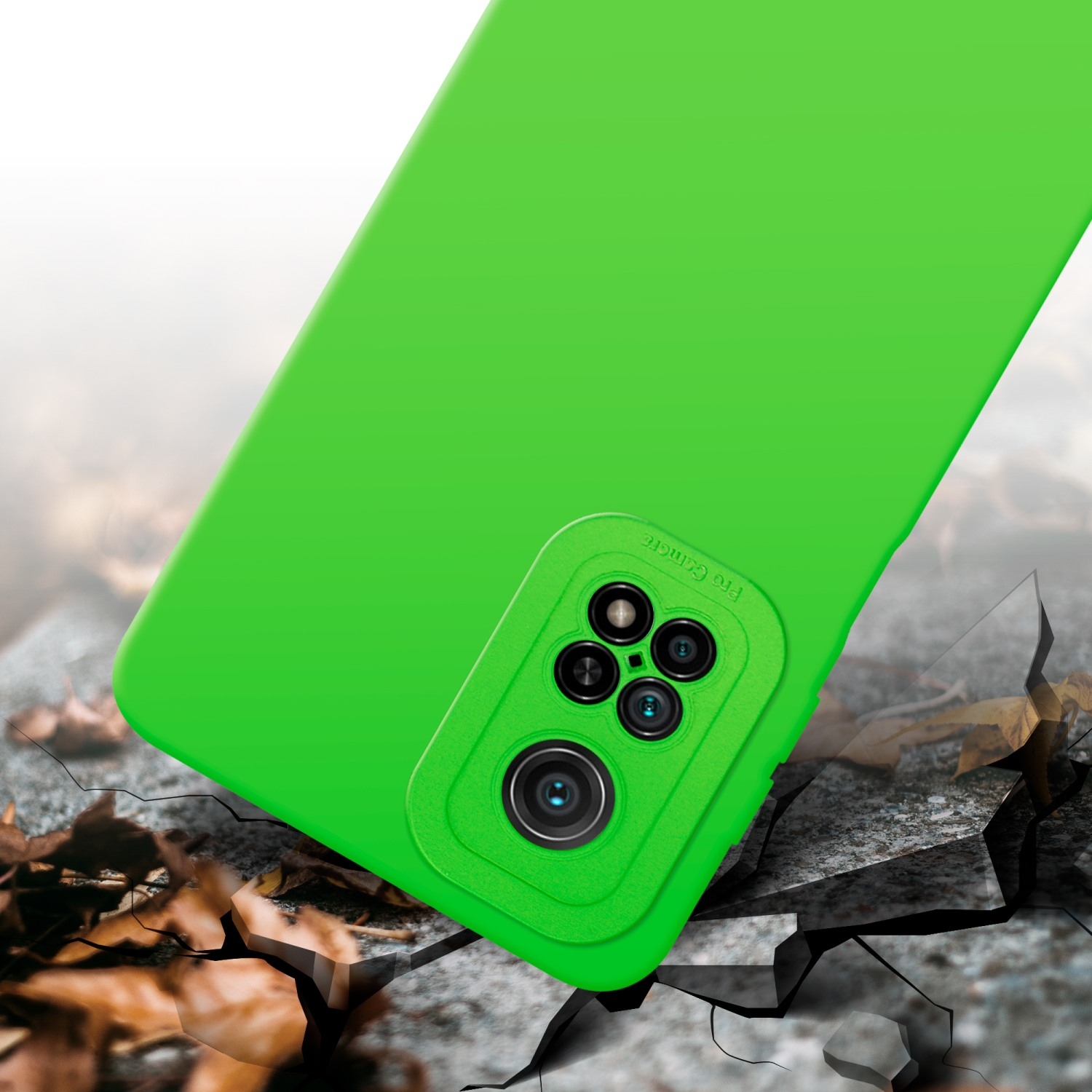 Una custodia per telefono verde con quattro obiettivi della fotocamera è mostrata su una superficie rotta. Sembra che stia cadendo.