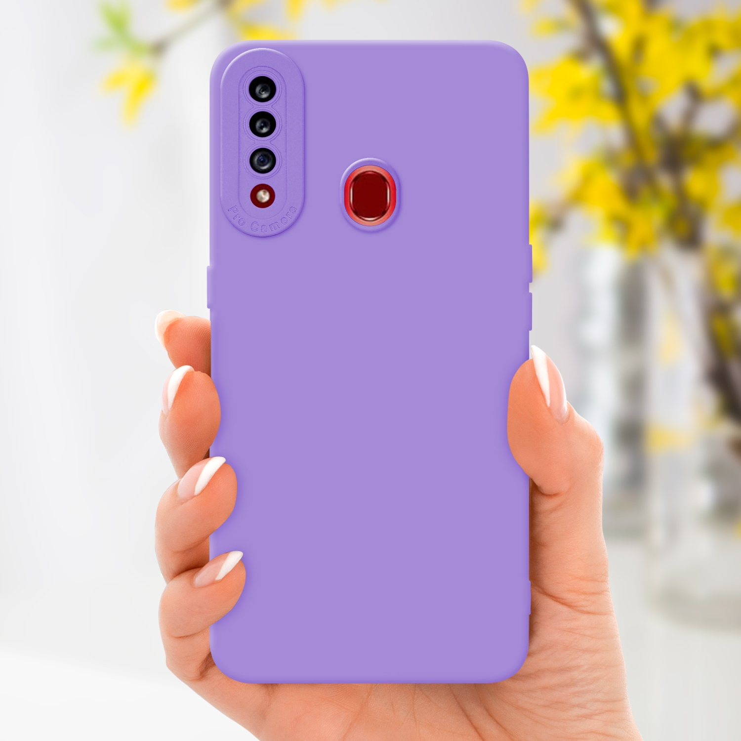 Mano che tiene una custodia viola per telefono. Fiori gialli sullo sfondo sfocato.