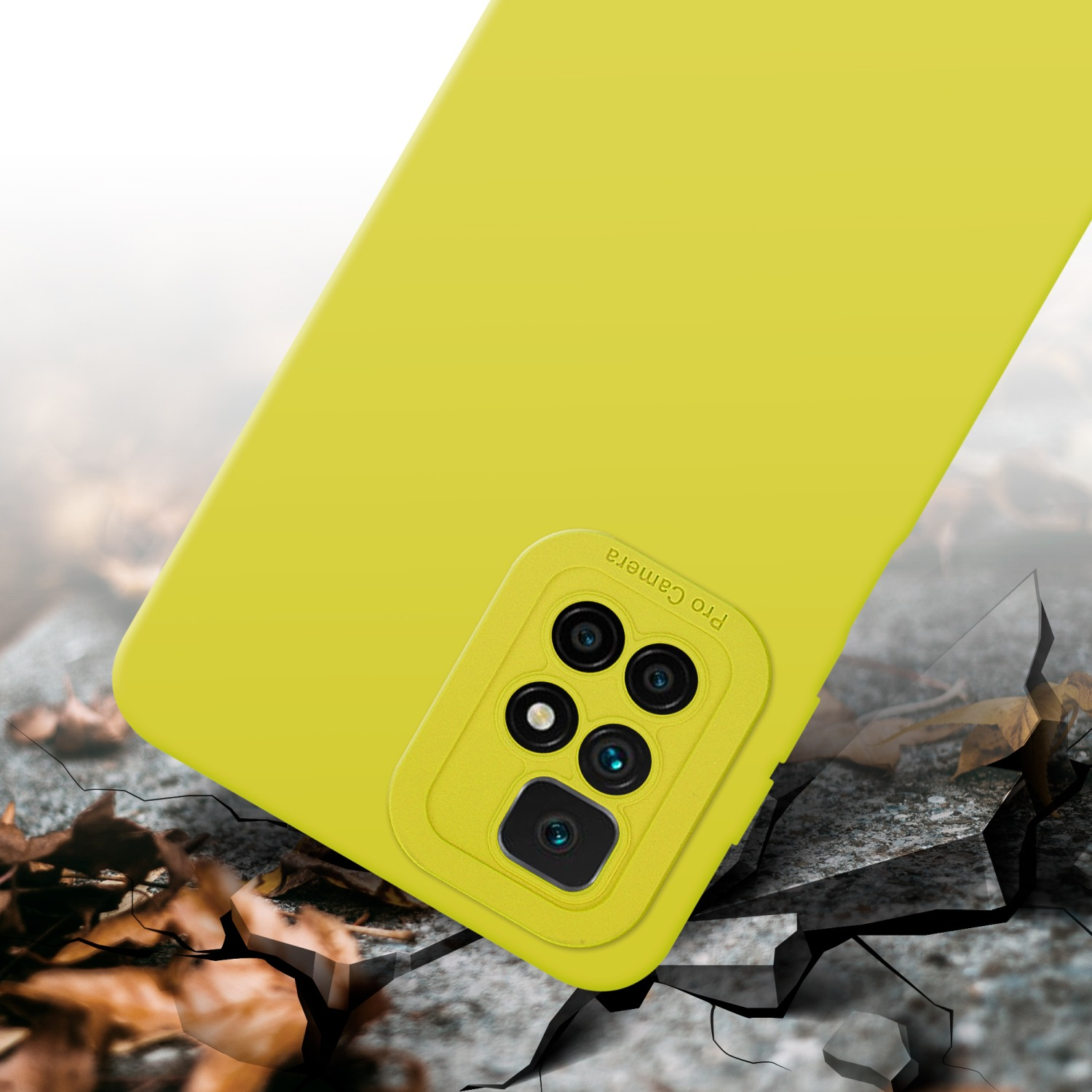Un étui de téléphone jaune avec une bosse pour l'appareil photo est présenté. Il est sur une surface de pierre fissurée.