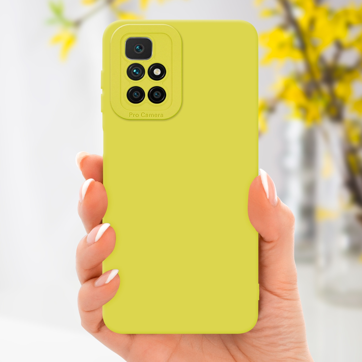 Une main tient une coque de téléphone jaune avec une bosse pour l'appareil photo. Fond avec des fleurs jaunes floues.
