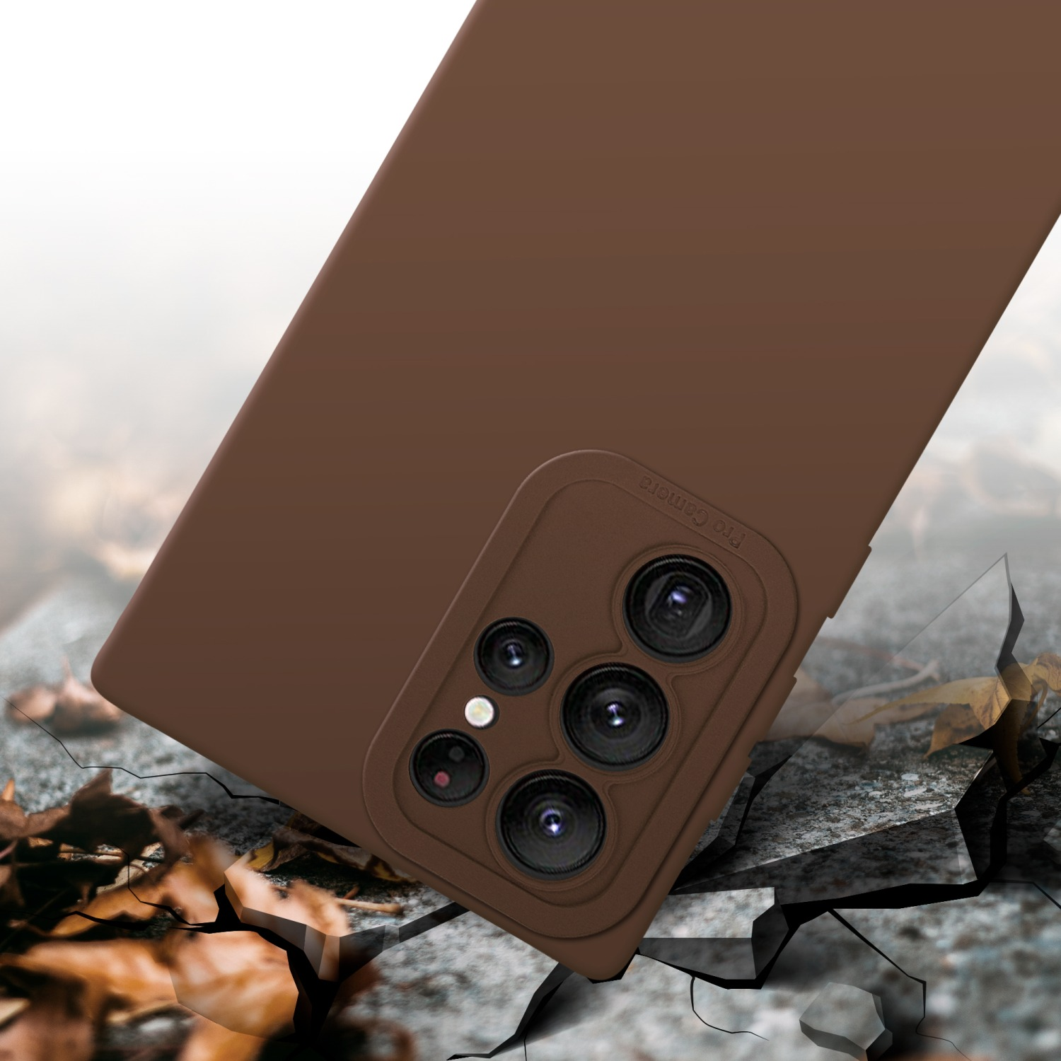 Une coque de téléphone marron sur une surface fissurée, avec une caméra de téléphone.