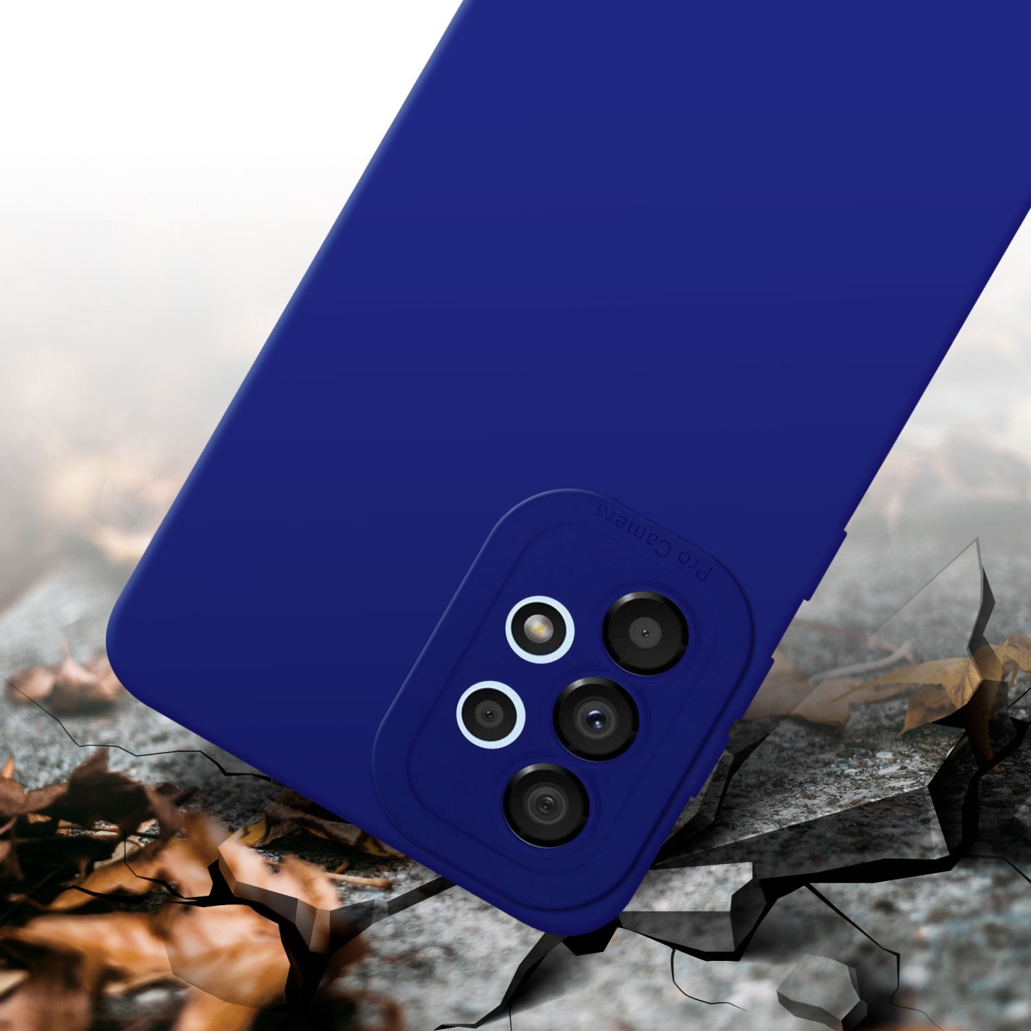 Una custodia per telefono blu con un rilievo della fotocamera. La custodia è a terra con foglie intorno.