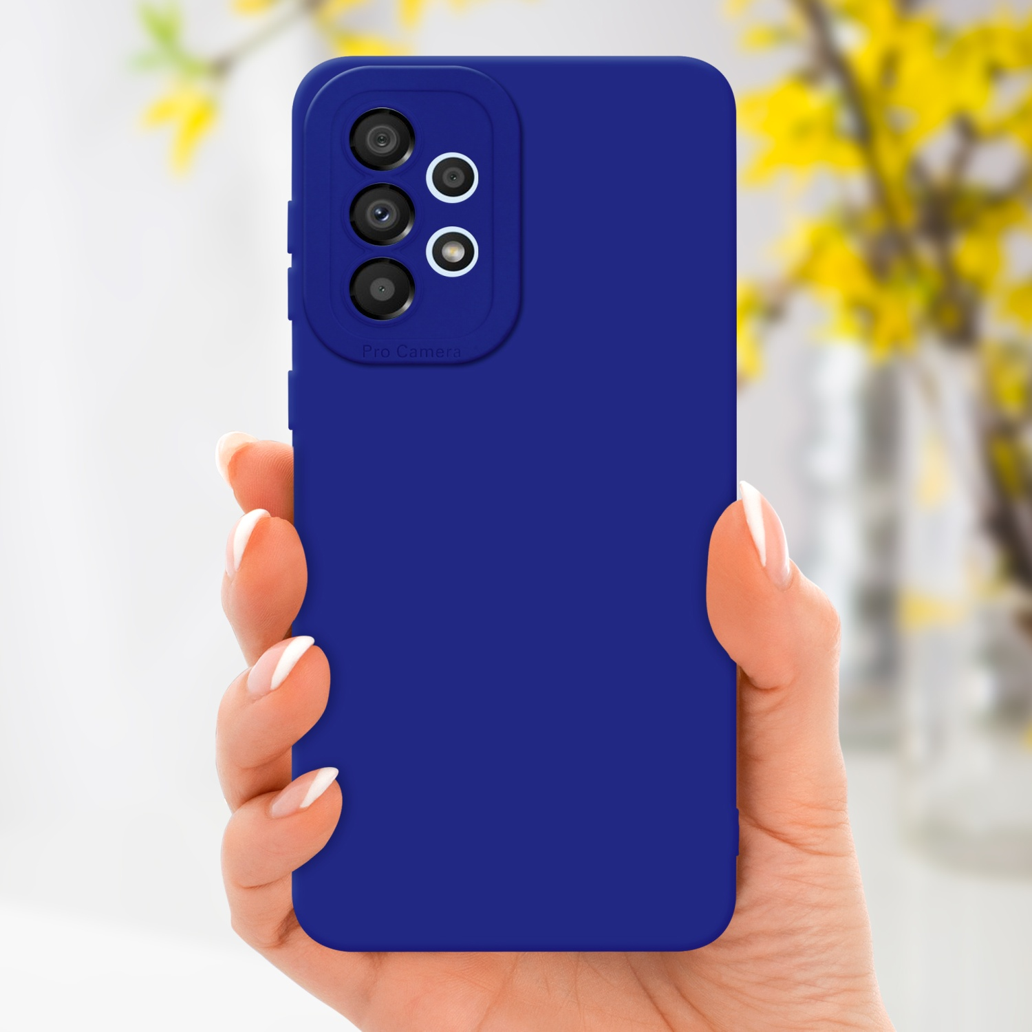 Mano che tiene custodia blu con fiori gialli sullo sfondo.