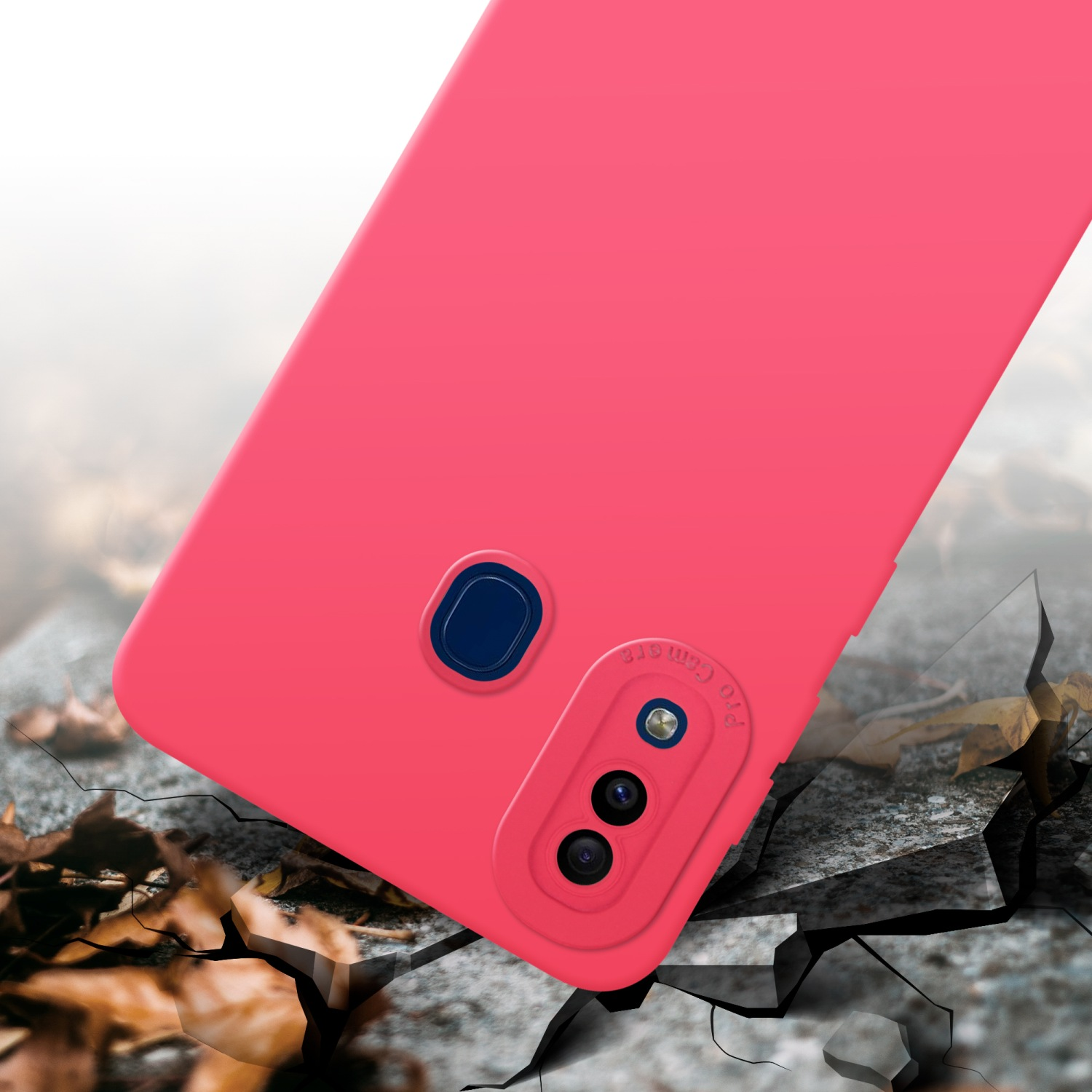 Custodia rossa per telefono con fotocamera, su una superficie crepata con foglie cadute. Sfondo sfocato.