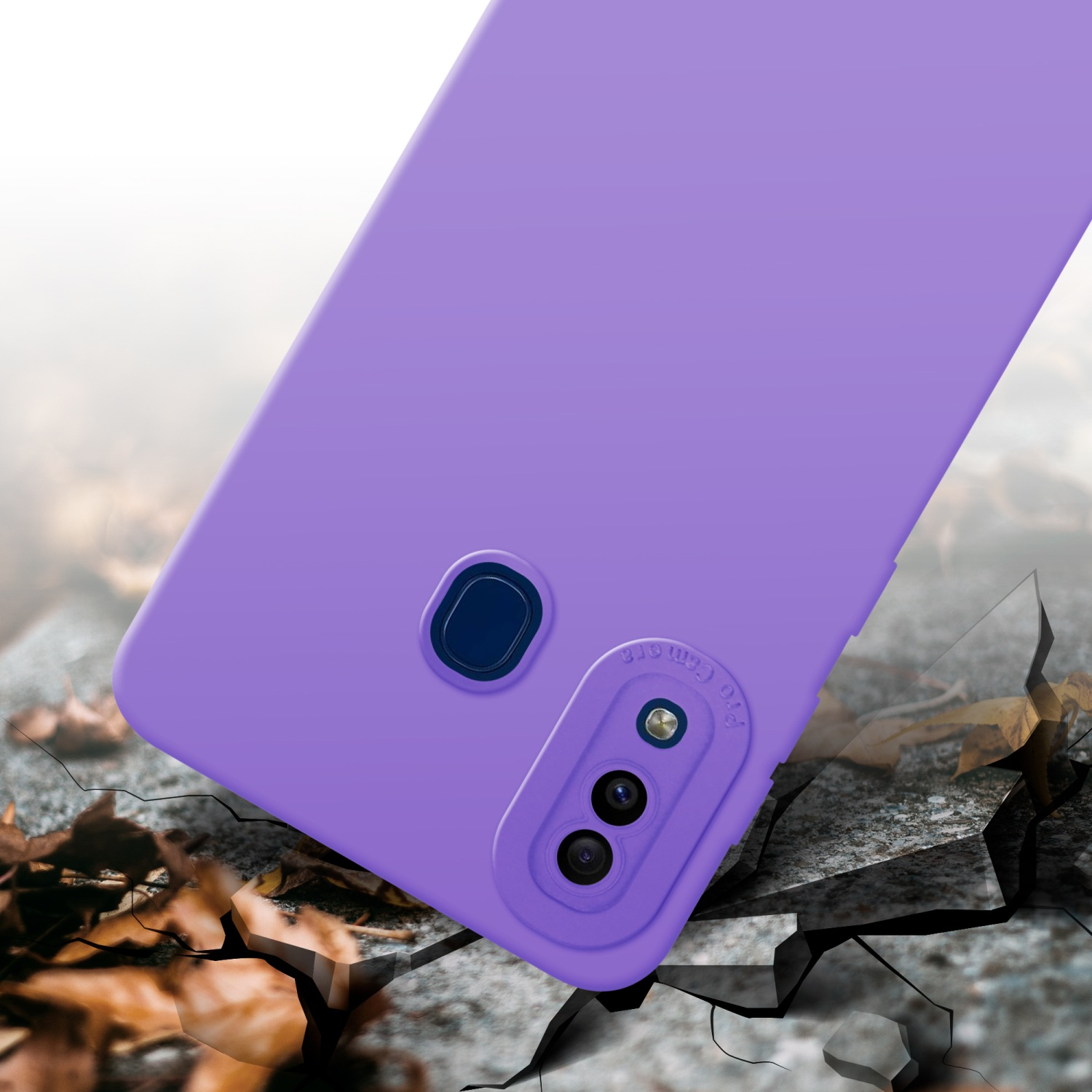 Custodia viola su superficie crepata. Modulo fotocamera. Sfondo sfocato.