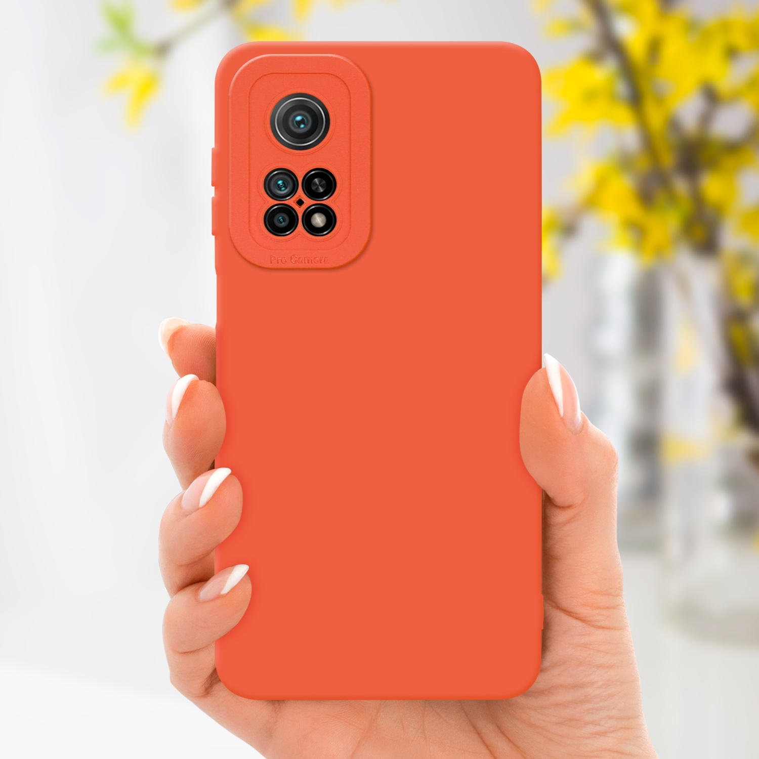 Orangefarbene Handyhülle, die von einer Hand gehalten wird, mit gelben Blumen im Hintergrund.