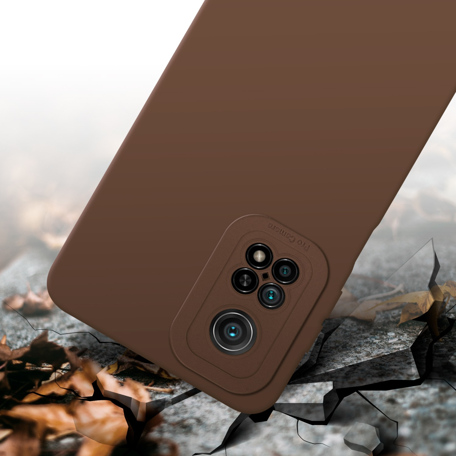 Una custodia per telefono marrone con dettagli della fotocamera. La custodia è su una superficie incrinata.