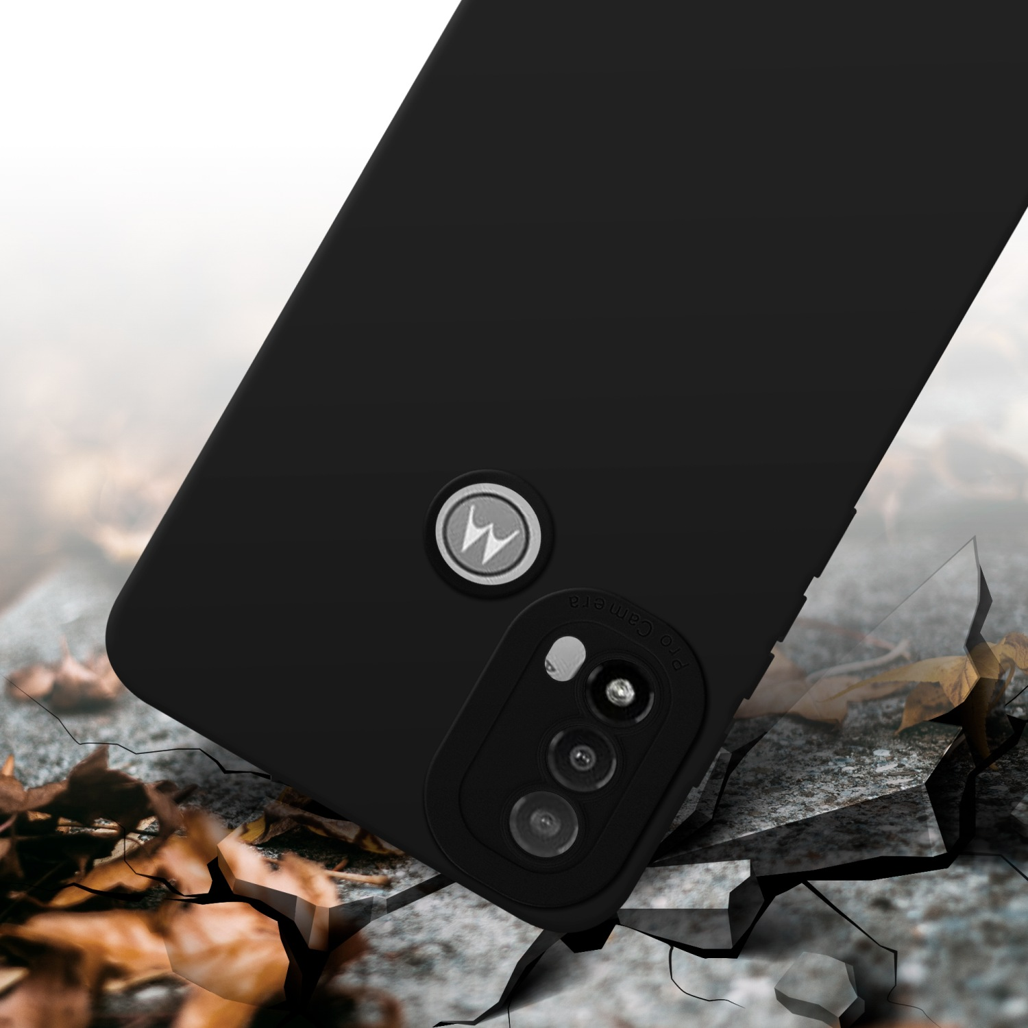 Custodia per telefono nera su superficie incrinata. Logo Motorola ed etichetta Pro Camera.