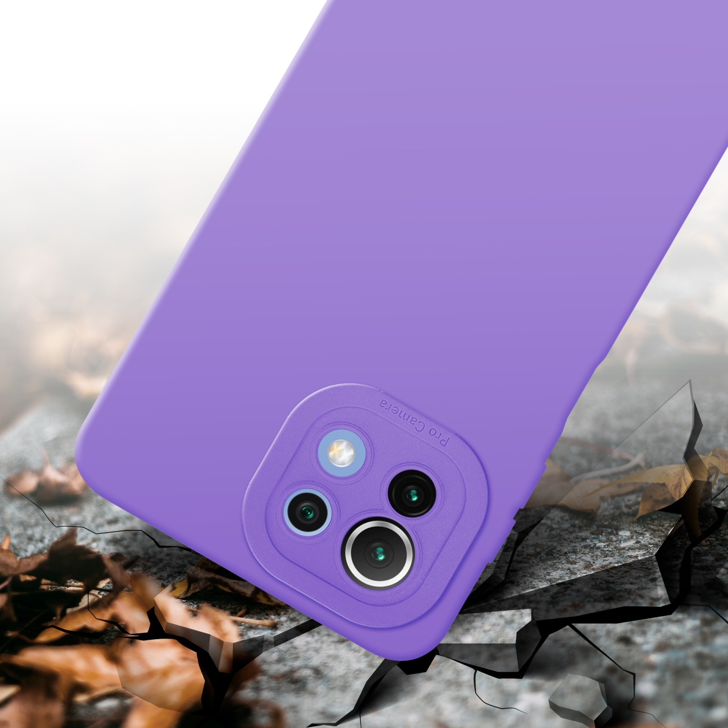 Coque de téléphone violette au sol avec feuilles et bosse de caméra, fond blanc.