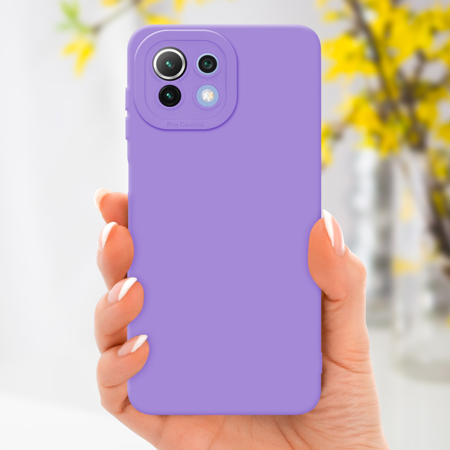Une main tenant une coque de téléphone violet clair. Fleurs jaunes floues en arrière-plan.