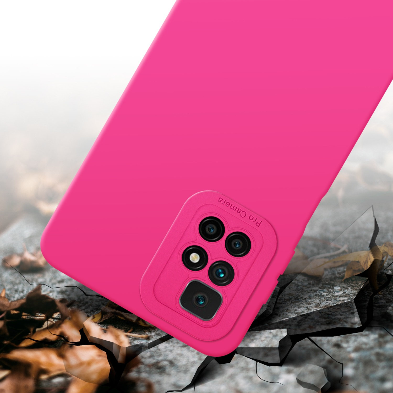 Custodia per telefono rosa con oggetto grigio che si rompe. La fotocamera di un telefono è visibile.