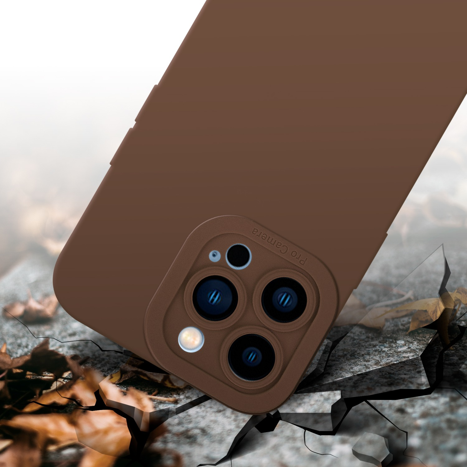 Braune Handyhülle mit rissigem Untergrund. Die Hülle hat drei Kameras.