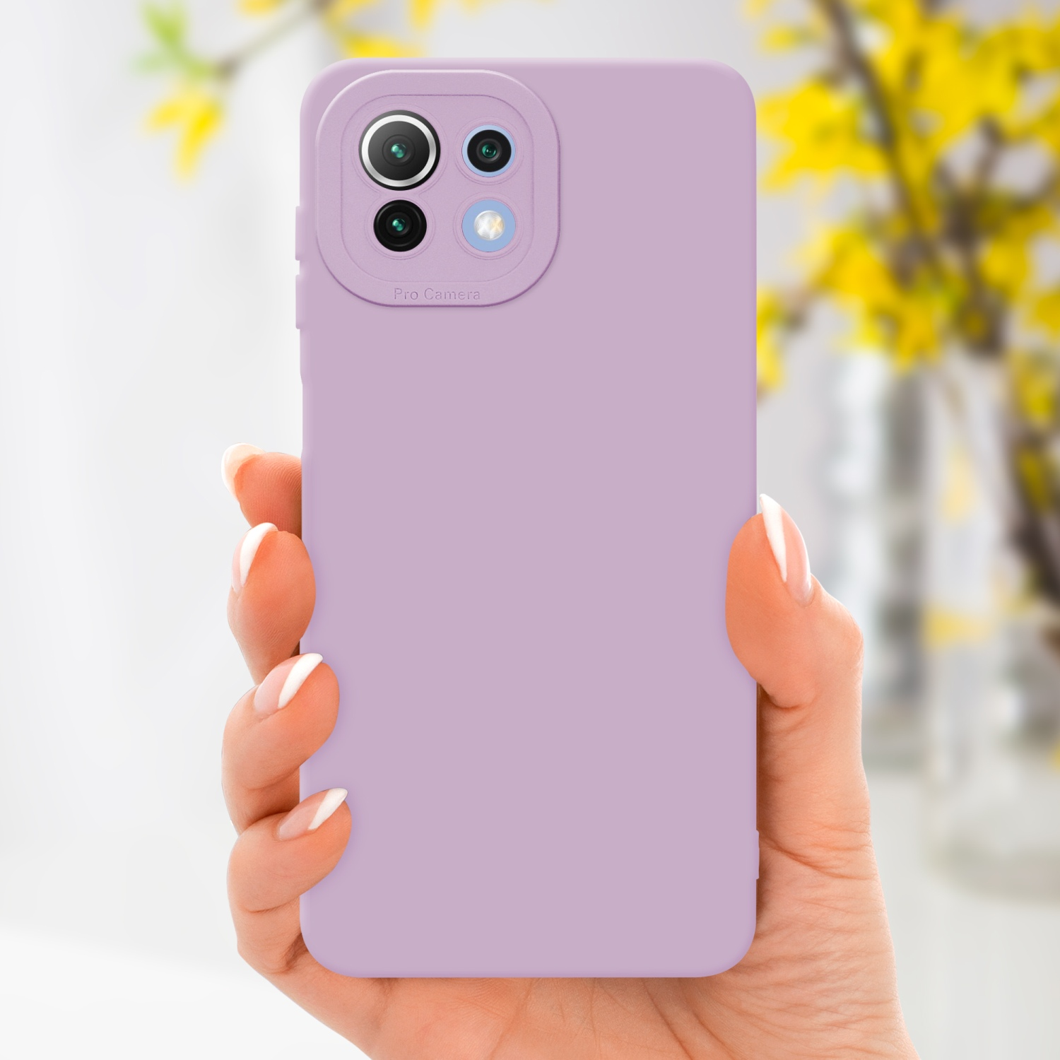 Main tenant une coque violette avec découpe caméra, avec des fleurs jaunes.