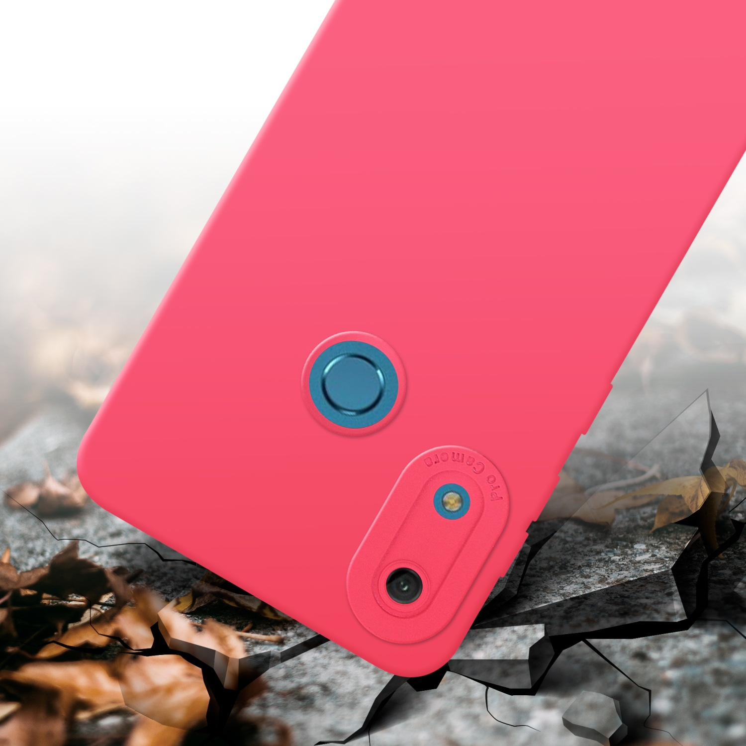 Coque de téléphone rose avec caméra. La coque est sur une surface rocheuse fissurée avec des feuilles au sol.
