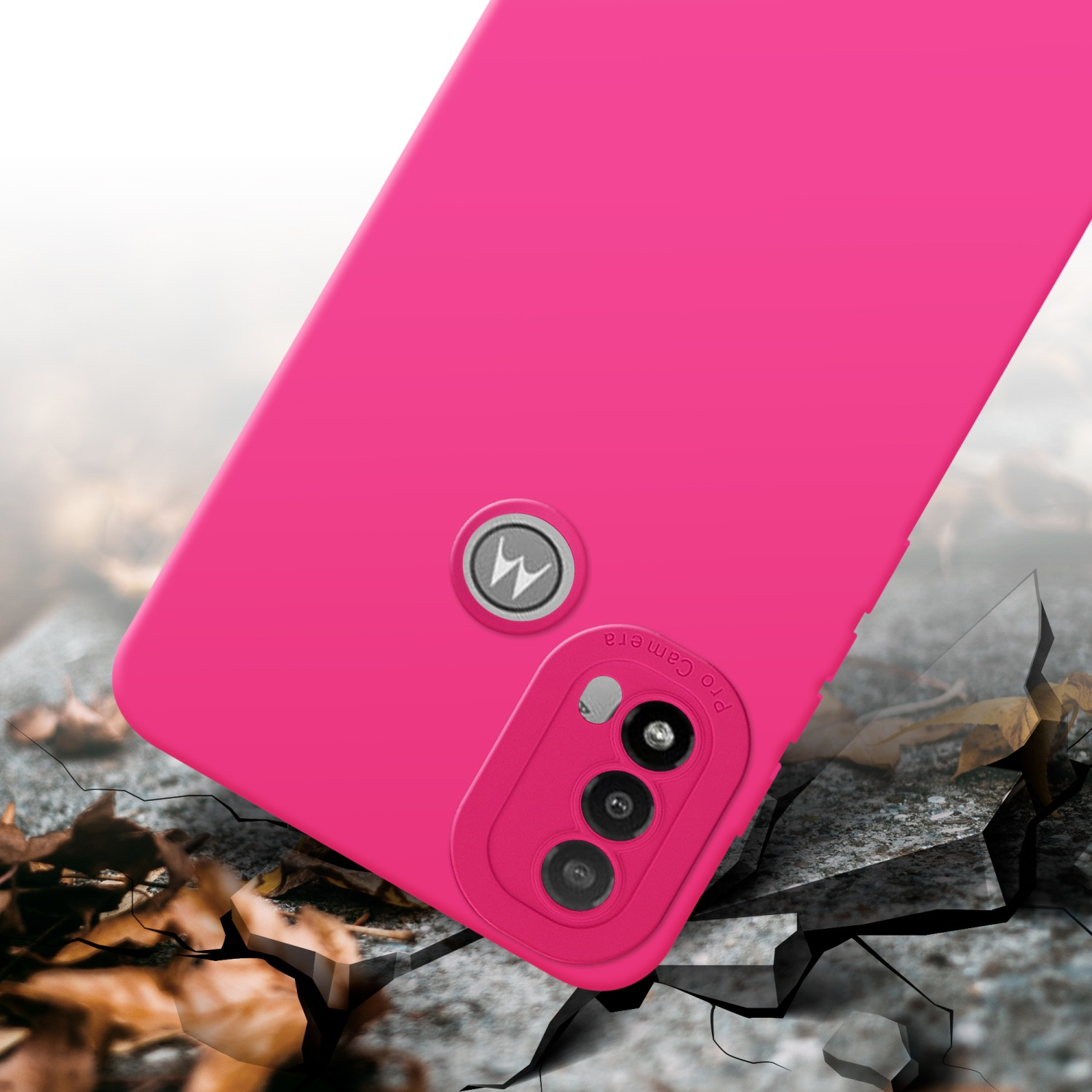 Custodia rosa per telefono con modulo fotocamera e logo, su superficie screpolata, sfondo sfocato.