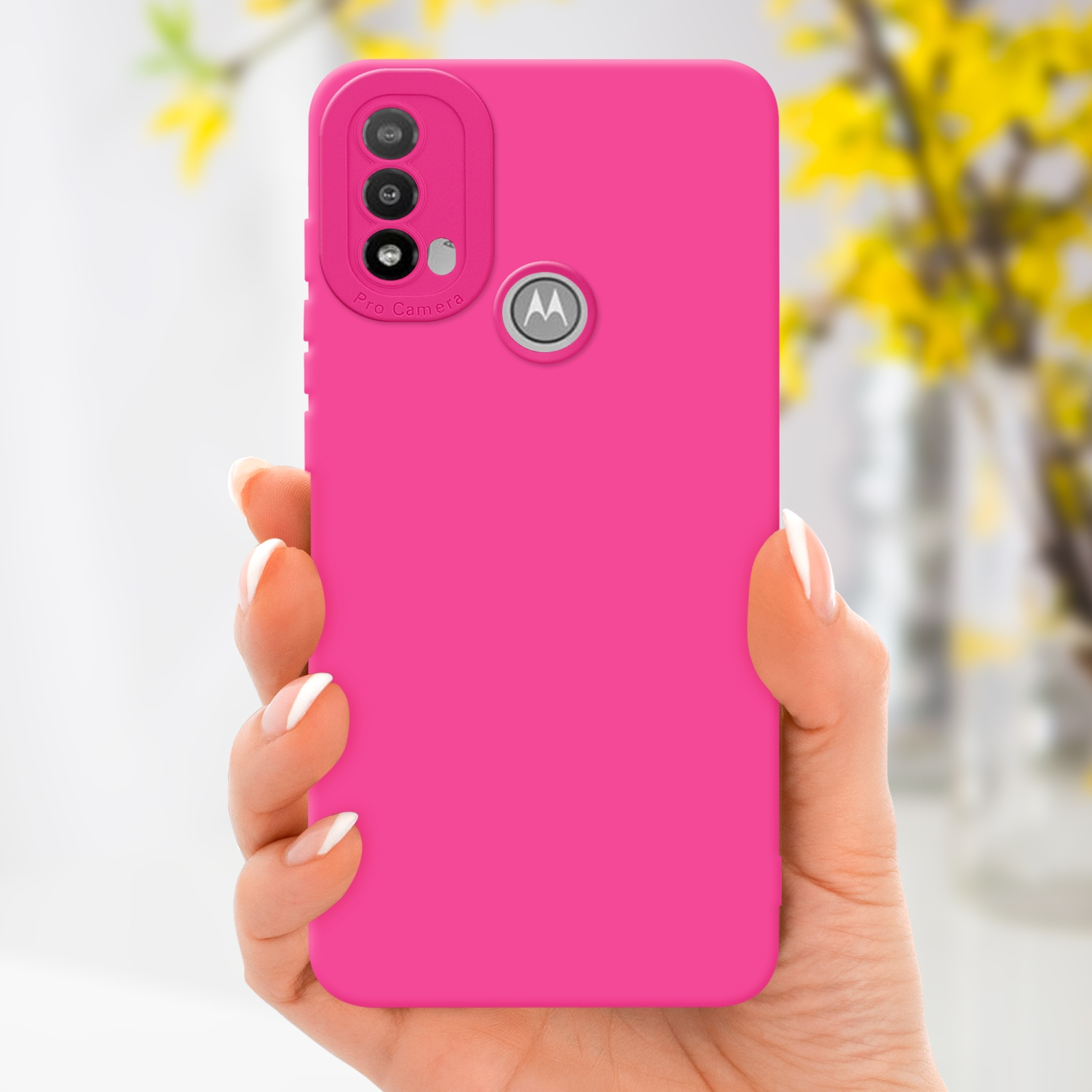 Mano che tiene una custodia per telefono rosa con un rigonfiamento della fotocamera, unghie bianche e fiori gialli.