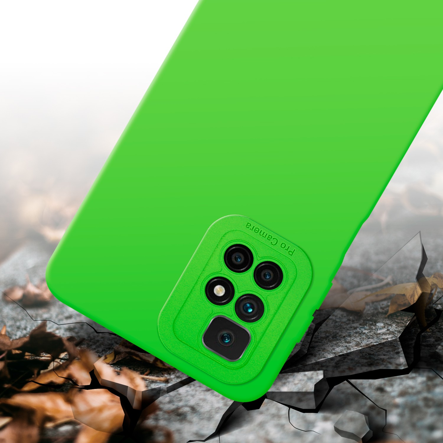 Una custodia verde per telefono su una superficie incrinata. La custodia ha un ritaglio per la fotocamera e si trova su un pavimento roccioso.