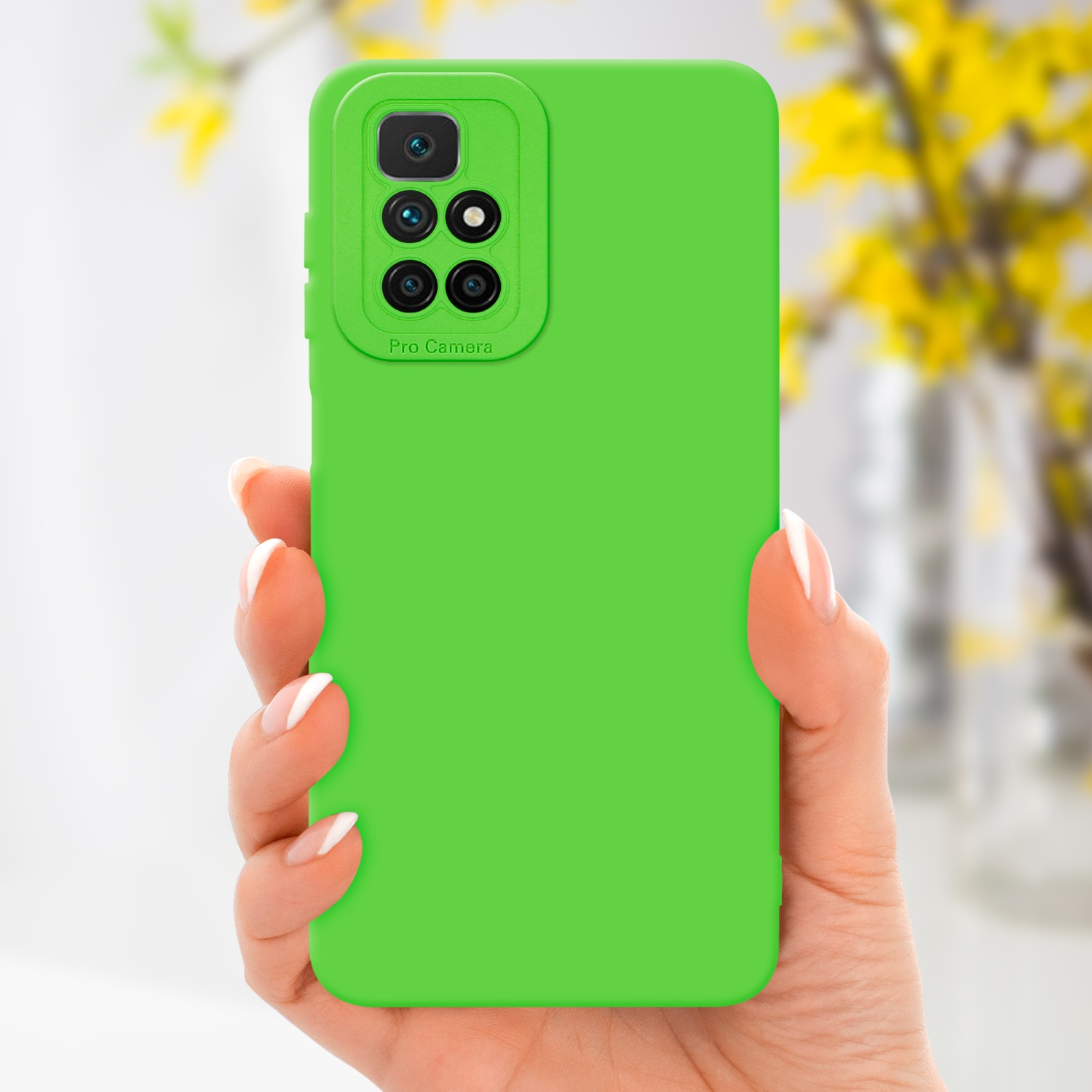 Una mano tiene una custodia verde con un telefono. Fiori gialli sullo sfondo.