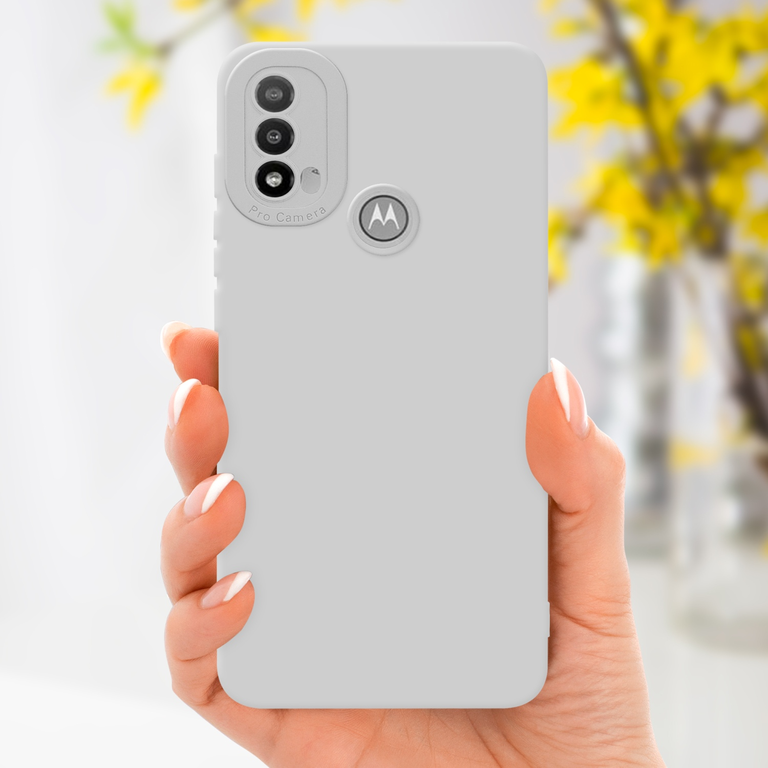 Una mano che tiene una custodia grigia per telefono. La custodia ha una fotocamera e un logo.