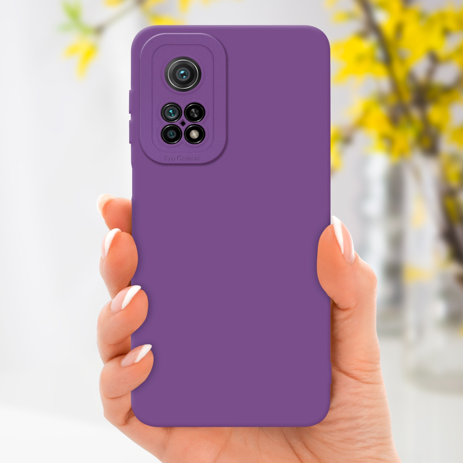 Coque de téléphone violette tenue par une main. Fleurs jaunes en arrière-plan.