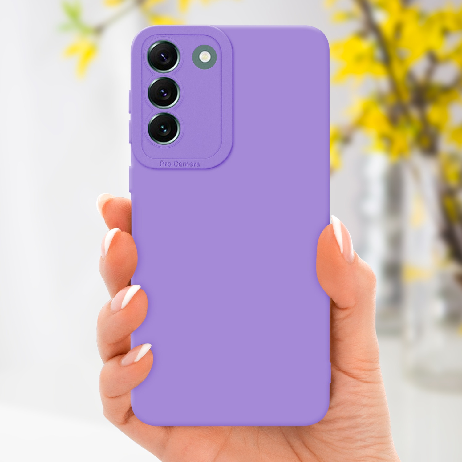 Main tient coque violette. Fond affiche fleurs jaunes.