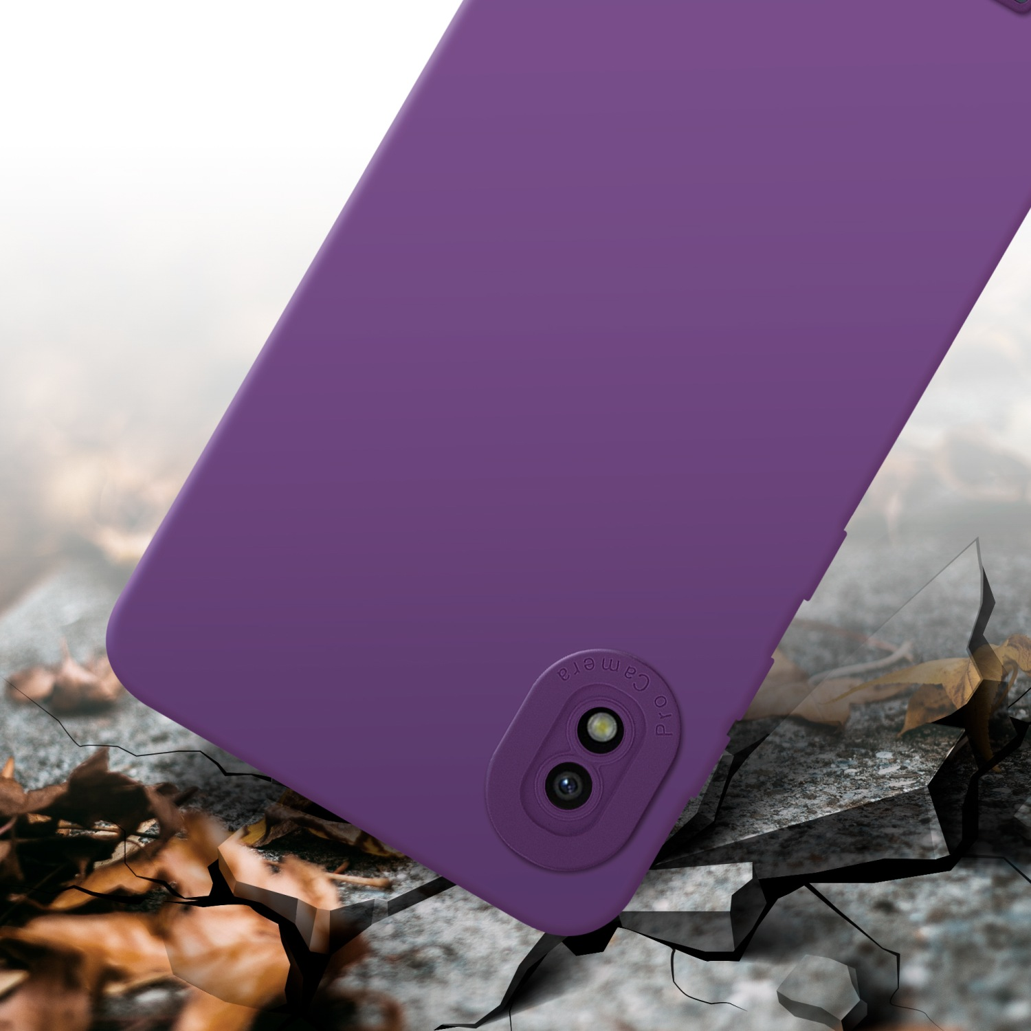 Custodia viola su una superficie incrinata. La custodia ha la protezione della fotocamera. Sfondo grigio.