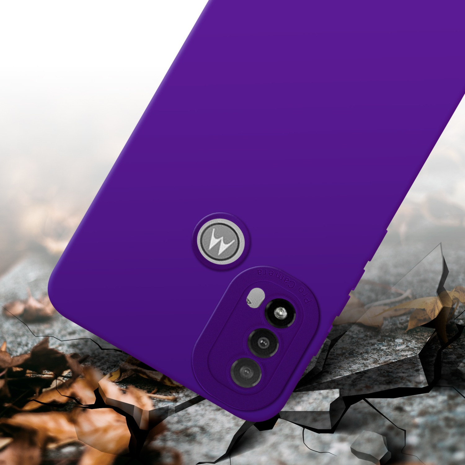 Custodia viola per telefono su terreno screpolato. Sfondo: chiaro, sfocato e fuori fuoco.