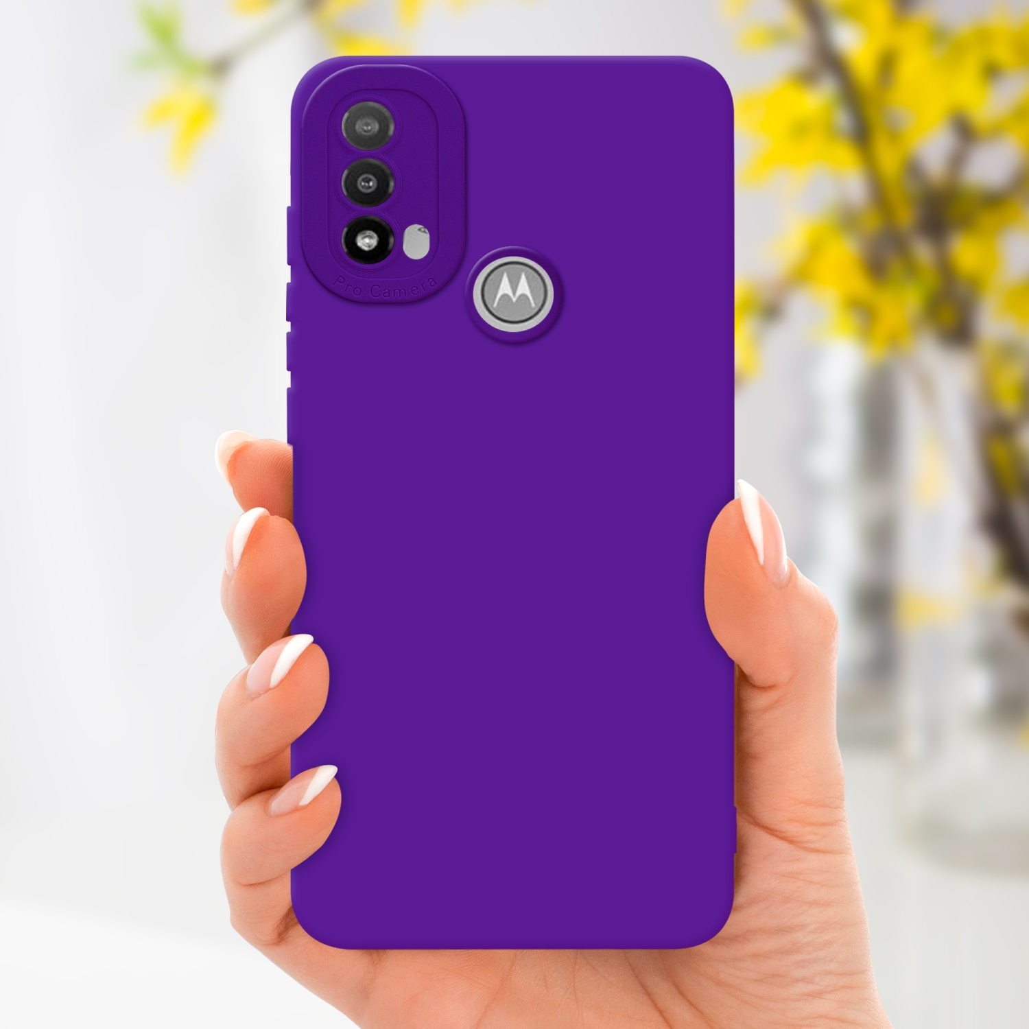 Mano che tiene una custodia viola per telefono. Fiori gialli sullo sfondo.