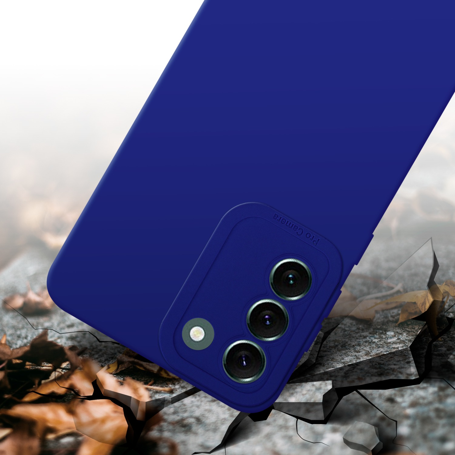 Coque de téléphone bleue sur une surface fissurée. Le téléphone a des découpes pour la caméra.