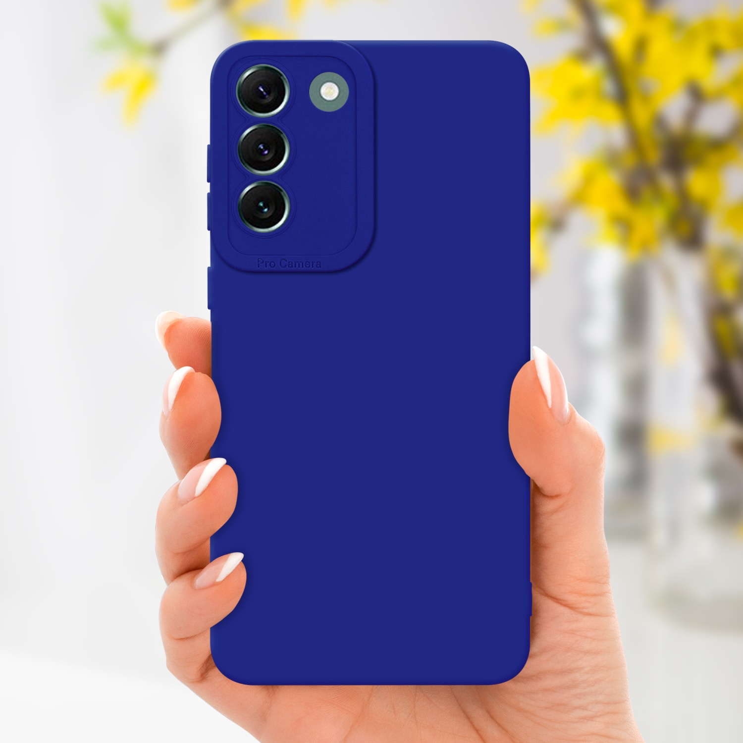Une main tenant une coque de téléphone bleue. Des fleurs jaunes en arrière-plan.