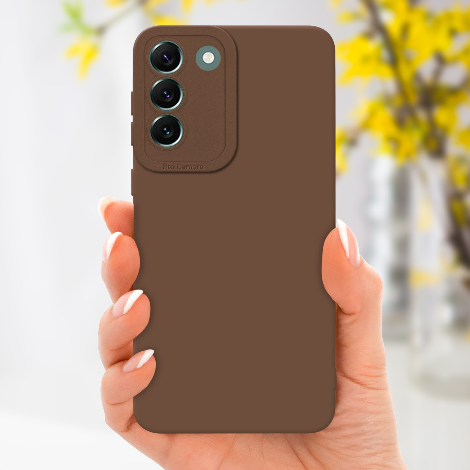 Une main tenant une coque de téléphone marron avec un téléphone en arrière-plan et un fond blanc.